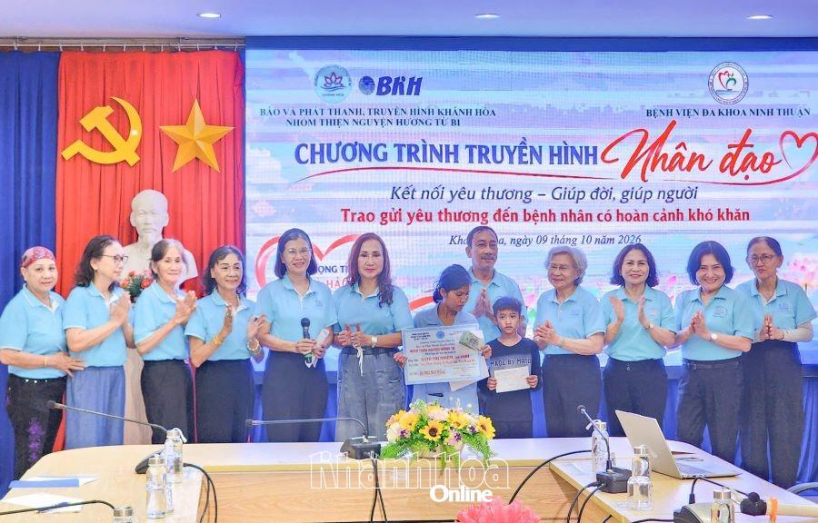 Nhóm từ thiện Hương Từ Bi trao tiền hỗ trợ cho chị Ka tơr Thị Nhím.