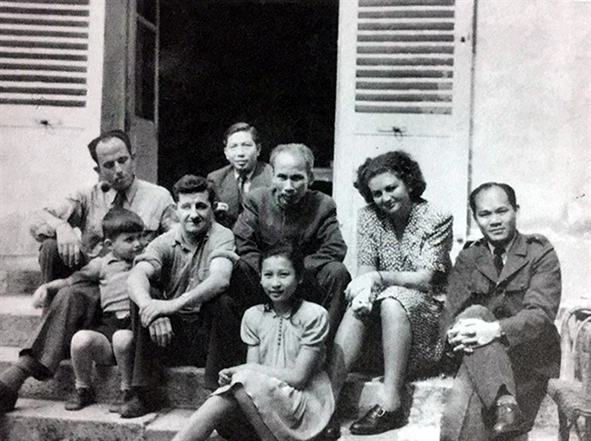 Chủ tịch Hồ Chí Minh với gia đình ông
