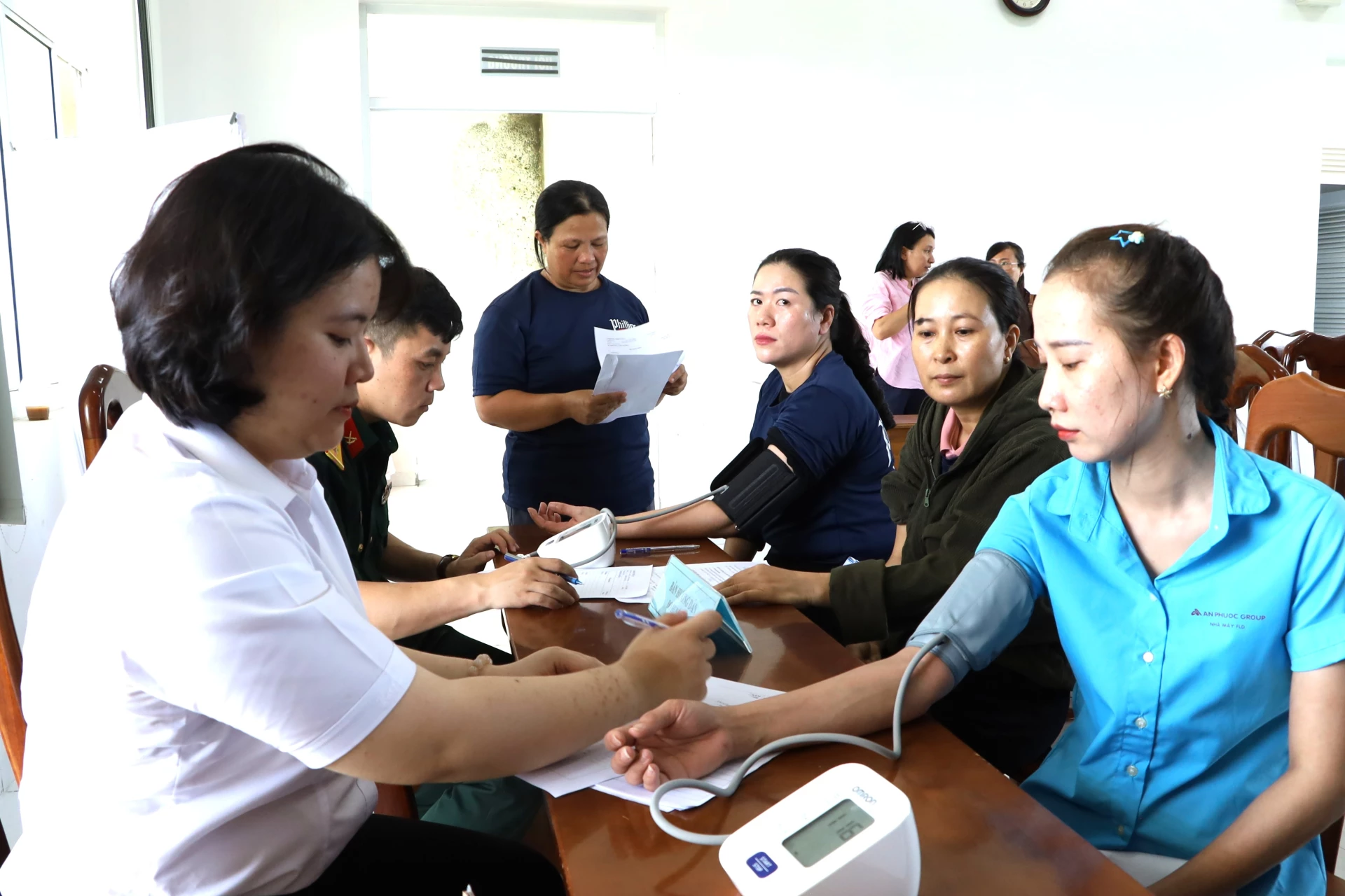 Liên đoàn Lao động tỉnh phối hợp với cơ sở y tế tổ chức khám sức khỏe cho công nhân Khu Công nghiệp Suối Dầu, xã Cam Lâm.