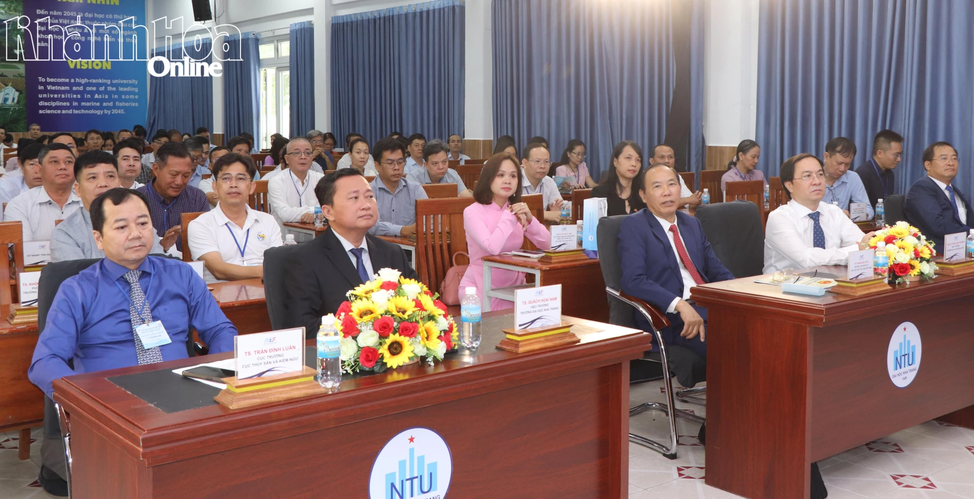 Các đại biểu tham dự lễ ra mắt diễn đàn.