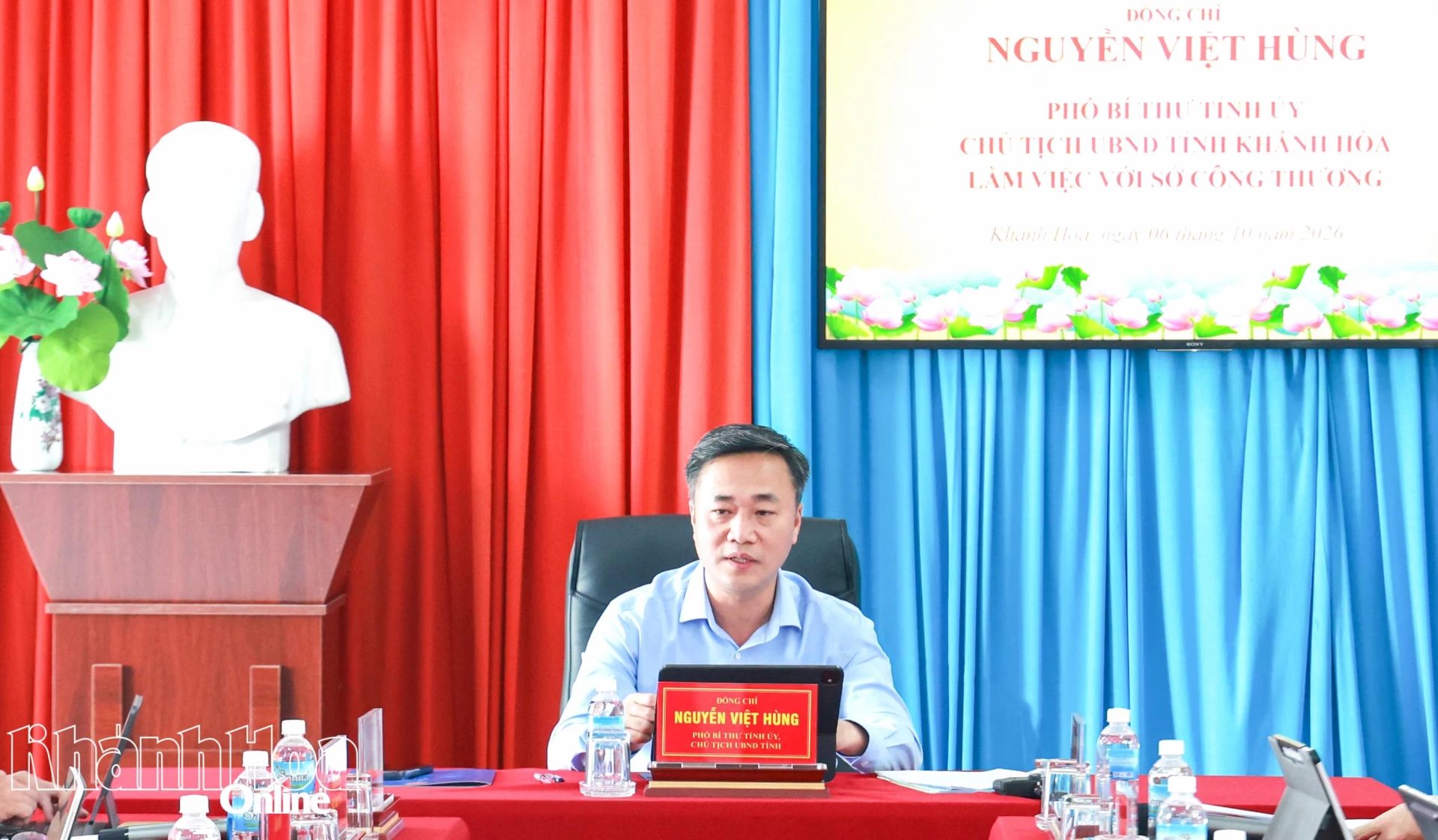 Chủ tịch UBND tỉnh Nguyễn Việt Hùng điều hành buổi làm việc.
