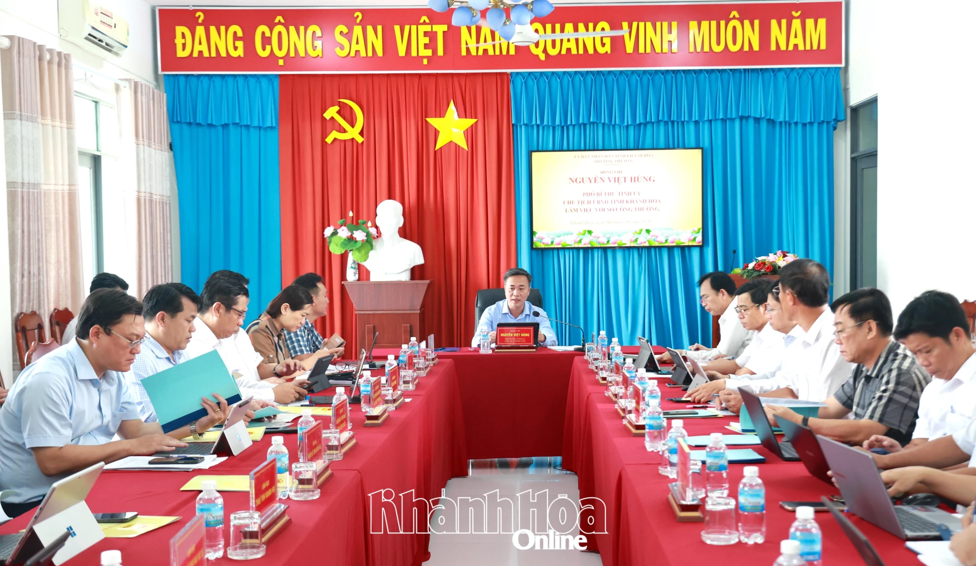 Chủ tịch UBND tỉnh Nguyễn Việt Hùng chủ trì buổi làm việc.