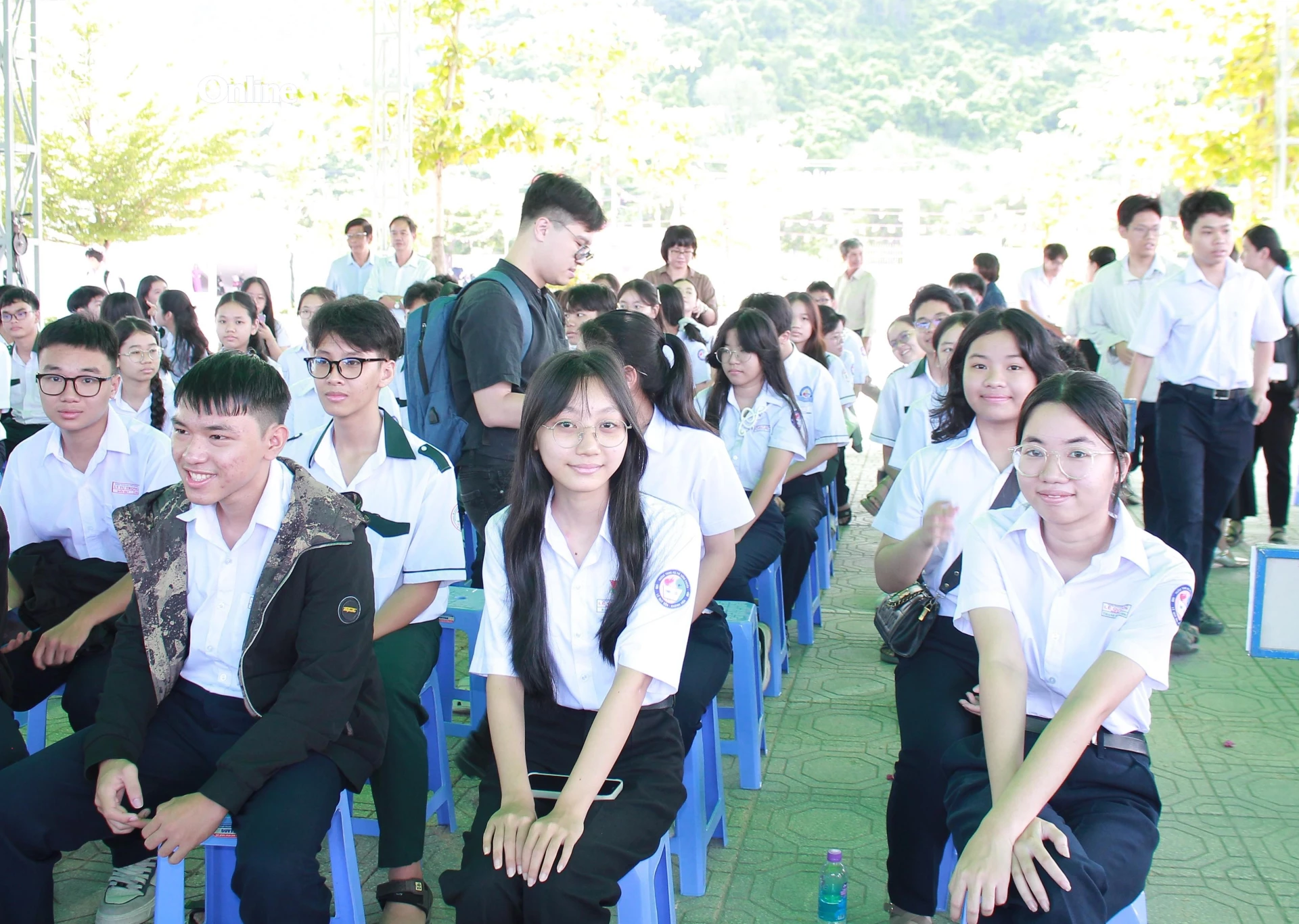 Các học sinh tham gia bồi dưỡng đội tuyển học sinh giỏi tham dự lễ khai mạc.
