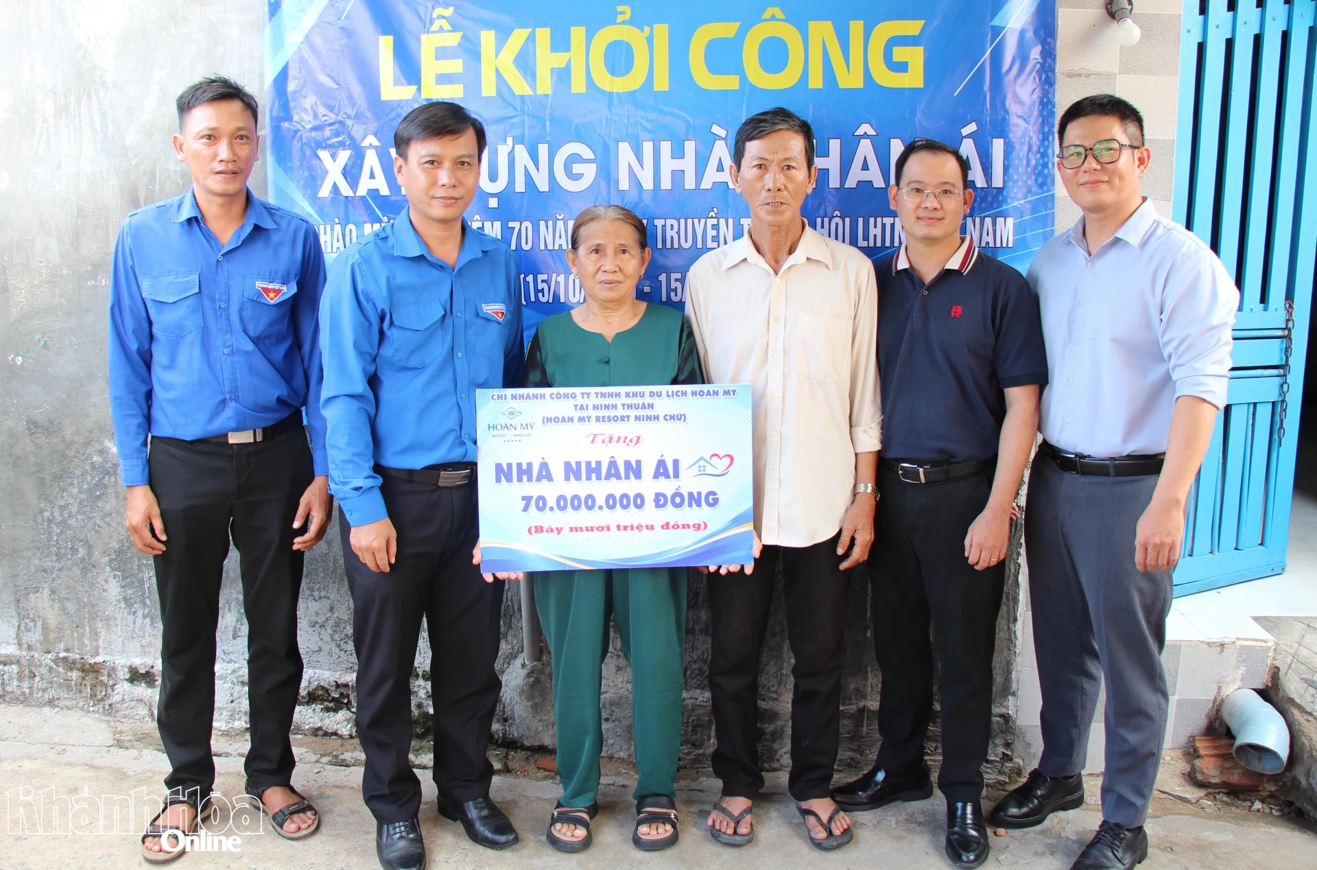 Đại diện các đơn vị trao kinh phí hỗ trợ xây dựng Nhà Nhân áicho gia đình ông Võ Lên.
