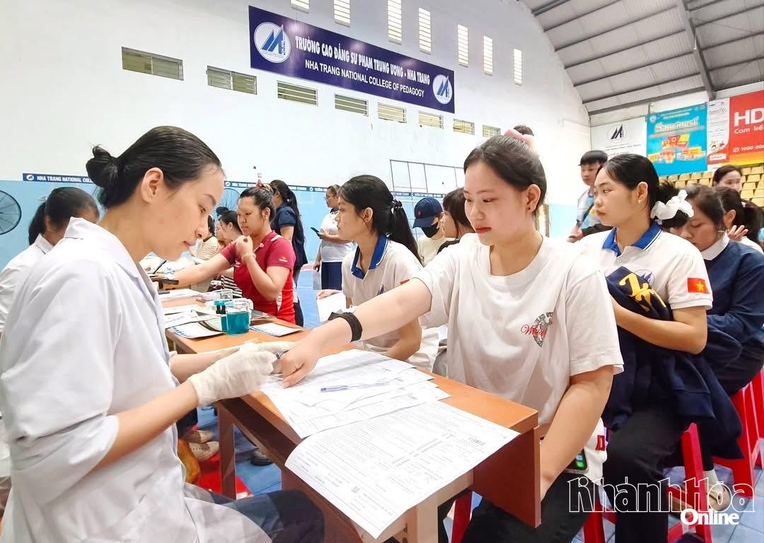 Các sinh viên được khám sức khoẻ trước khi hiến máu.