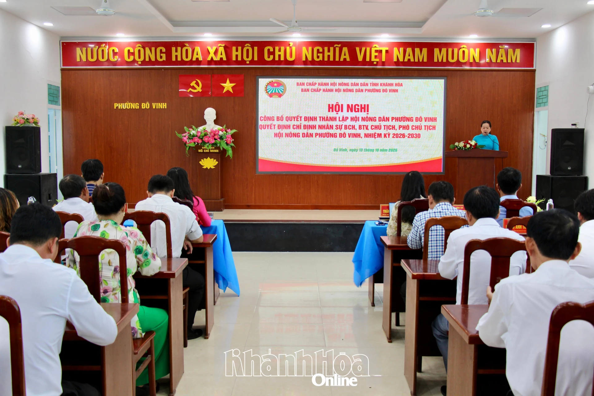 Quan cảnh hội nghị. 