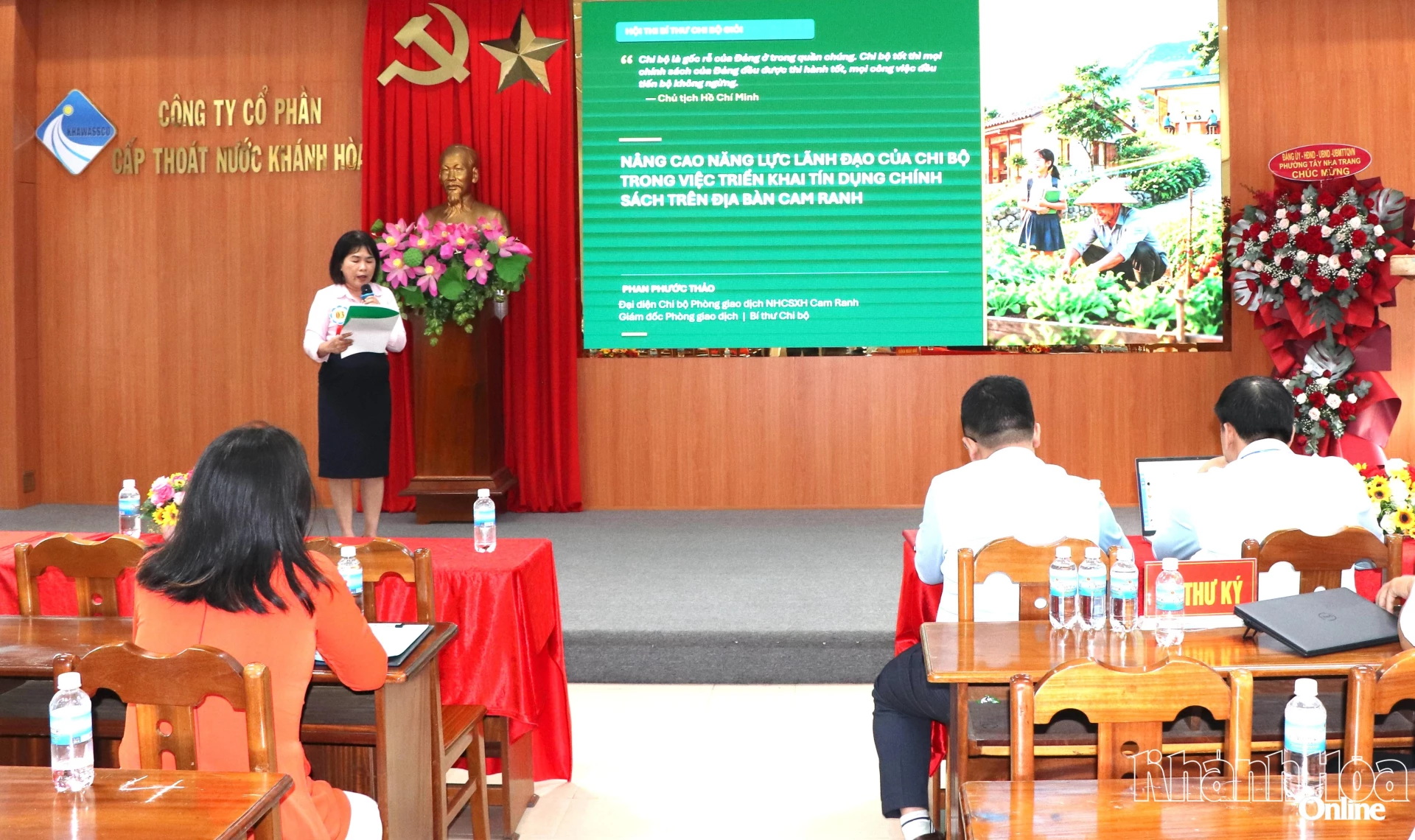 Thí sinh đến từ Đảng bộ Ngân hàng Chính sách xã hội tỉnh Khánh Hòa trình bày phần thi kỹ năng.