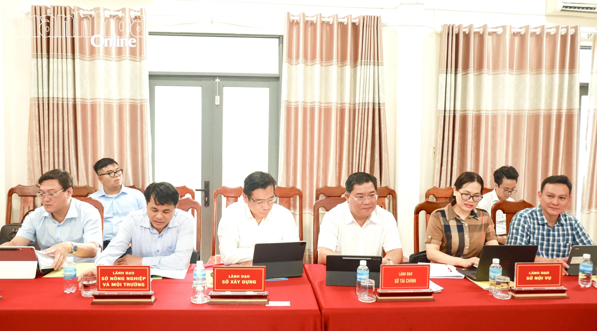 Lãnh đạo các sở, ngành tại buổi làm việc.