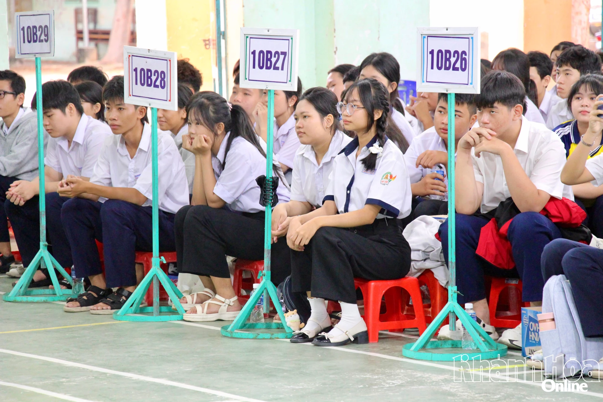 Các em học sinh Trường THPT Chu Văn An chăm chú theo dõi Lễ phát động học sinh, sinh viên nghiêm chỉnh chấp hành pháp luật về phòng, chống ma túy năm 2026.