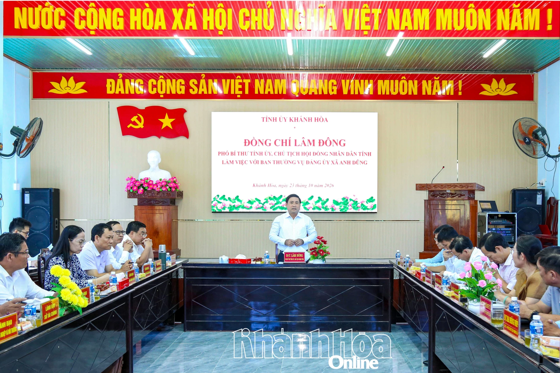 Quang cảnh buổi làm việc.