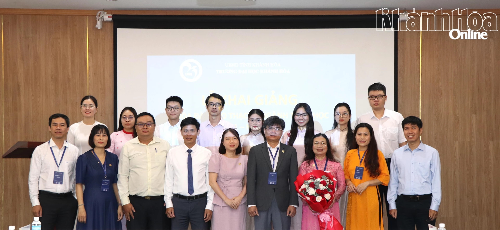 Lãnh đạo nhà trường, giảng viên và học viên chụp ảnh lưu niệm.