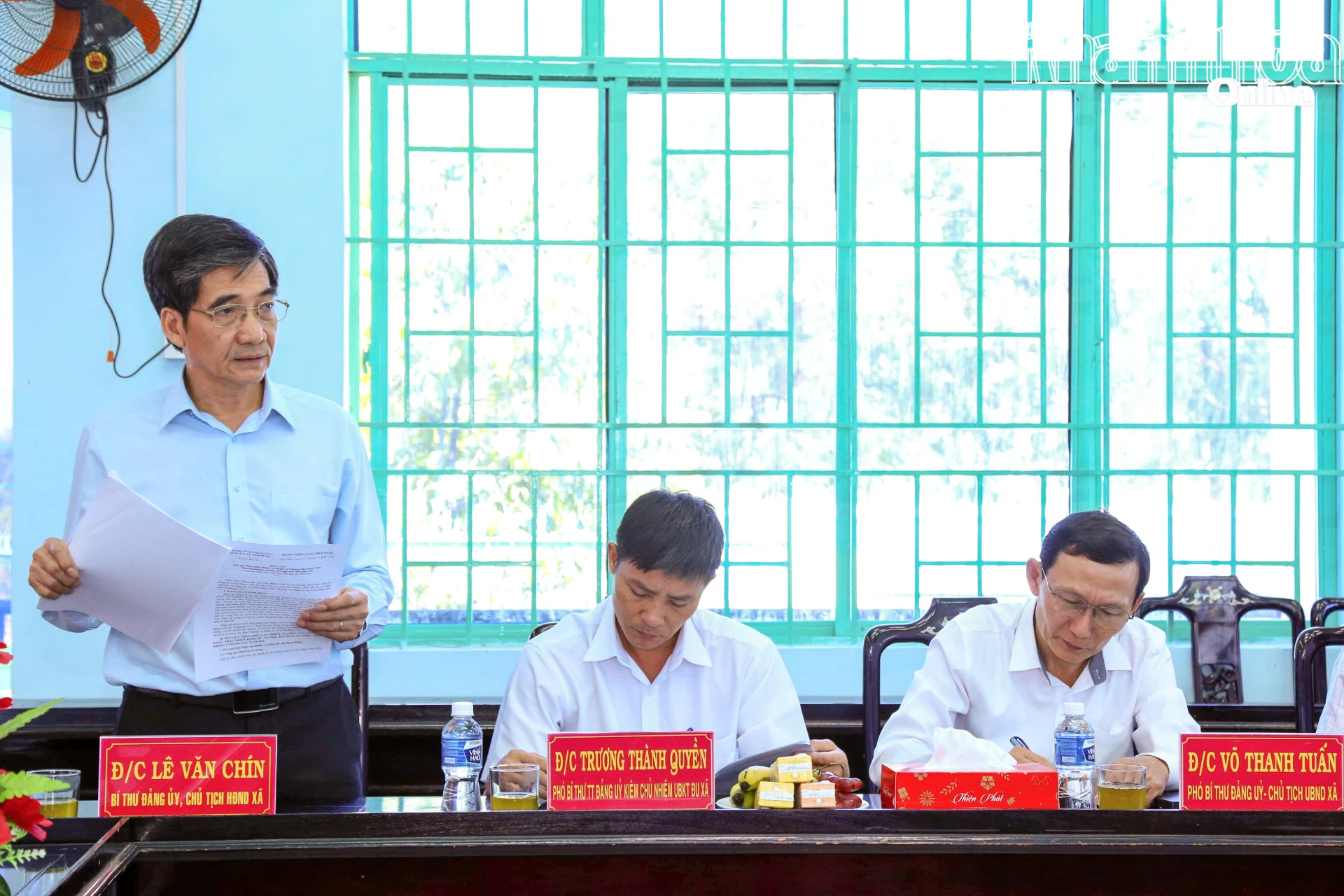 Lãnh đạo Đảng ủy xã Anh Dũng trình bày báo cáo tại buổi làm việc.
