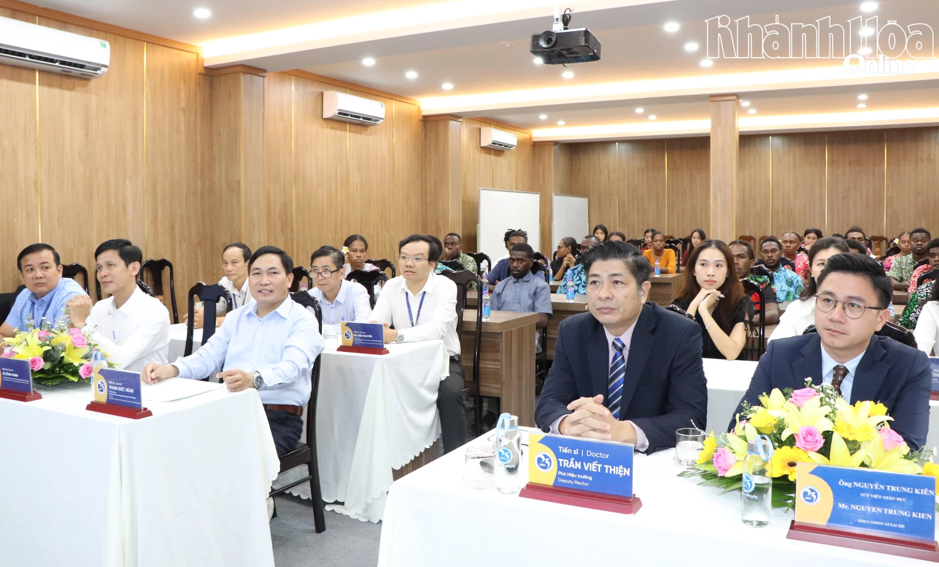 Các đại biểu tham dự lễ khai giảng.