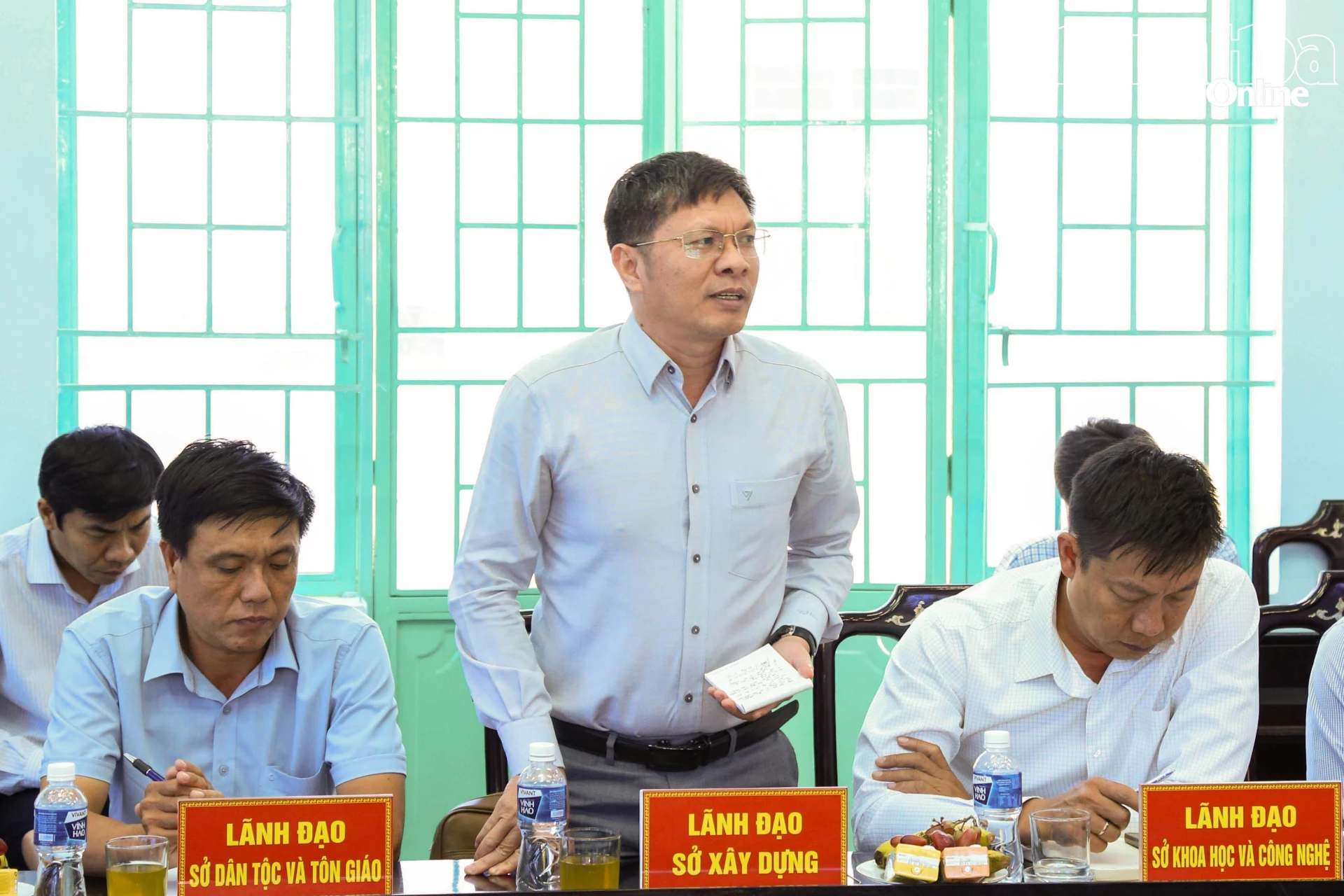 Lãnh đạo Sở Xây dựng trao đổi, làm rõ một số vấn đề liên quan đến đầu tư hạ tầng giao thông trên địa bàn xã Anh Dũng.
