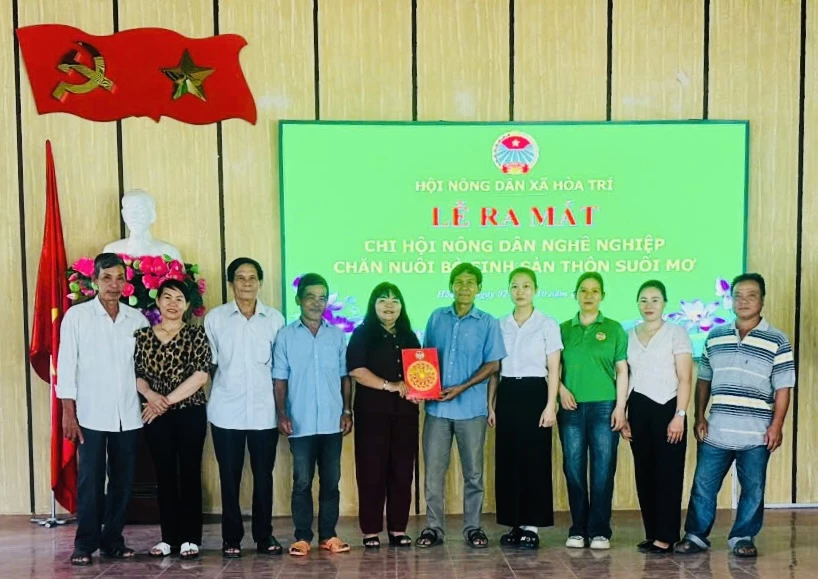 Lãnh đạo Hội Nông dân xã trao quyết định thành lập chi hội nghề nghiệp cho các thành viên.