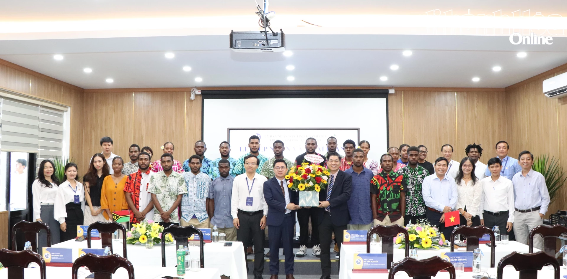 Lãnh đạo Trường Đại học Khánh Hòa tặng hoa chào mừng các lưu học sinh Vanuatu.