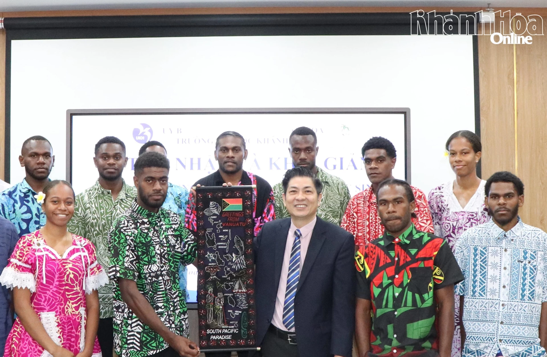 Các lưu học sinh Vanuatu tặng quà lưu niệm cho lãnh đạo Trường Đại học Khánh Hòa.