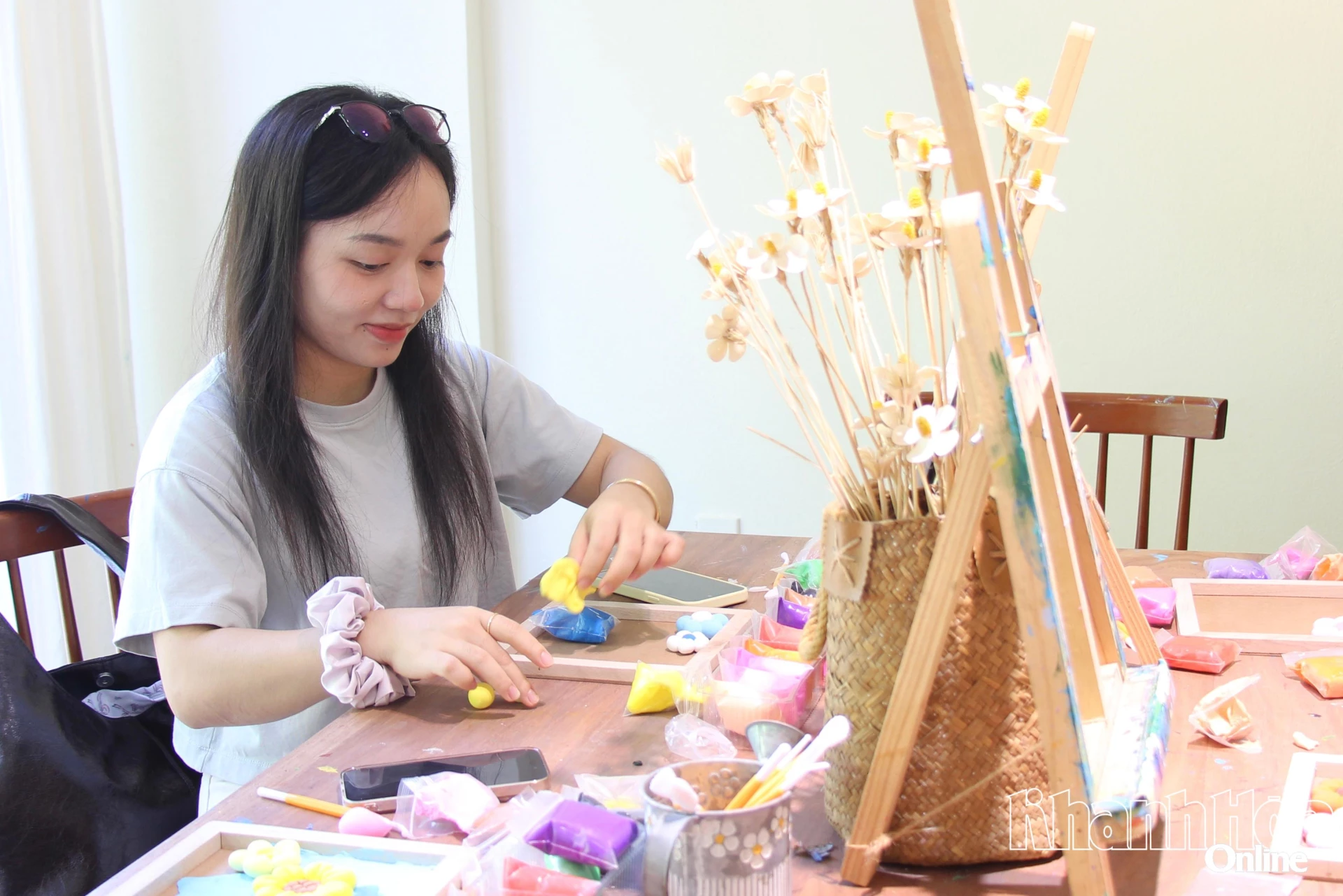 Không chỉ trẻ nhỏ, nhiều bạn trẻ và người trưởng thành cũng hào hứng trải nghiệm làm đồ handmade.