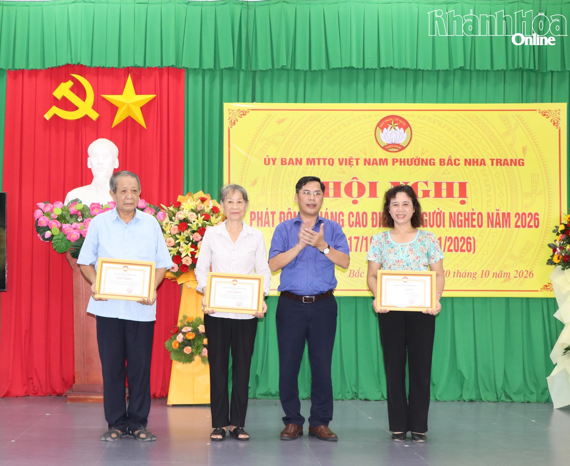 Lãnh đạo phường Bắc Nha Trang trao giấy khen cho các tập thể có thành tích trong công tác vận động, ủng hộ Quỹ “Vì người nghèo”.