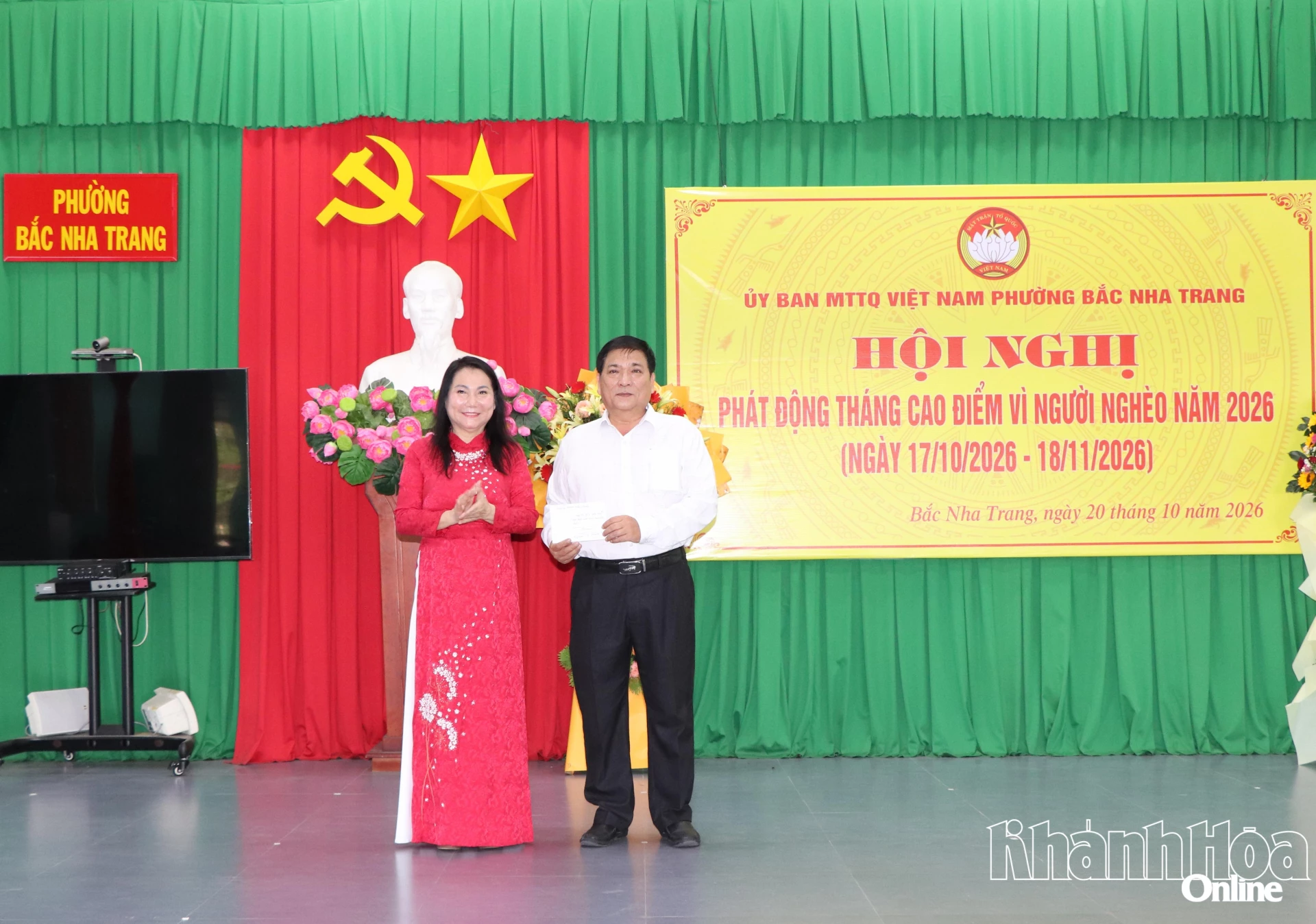 Đại diện doanh nghiệp trao kinh phí ủng hộ Quỹ “Vì người nghèo”. 