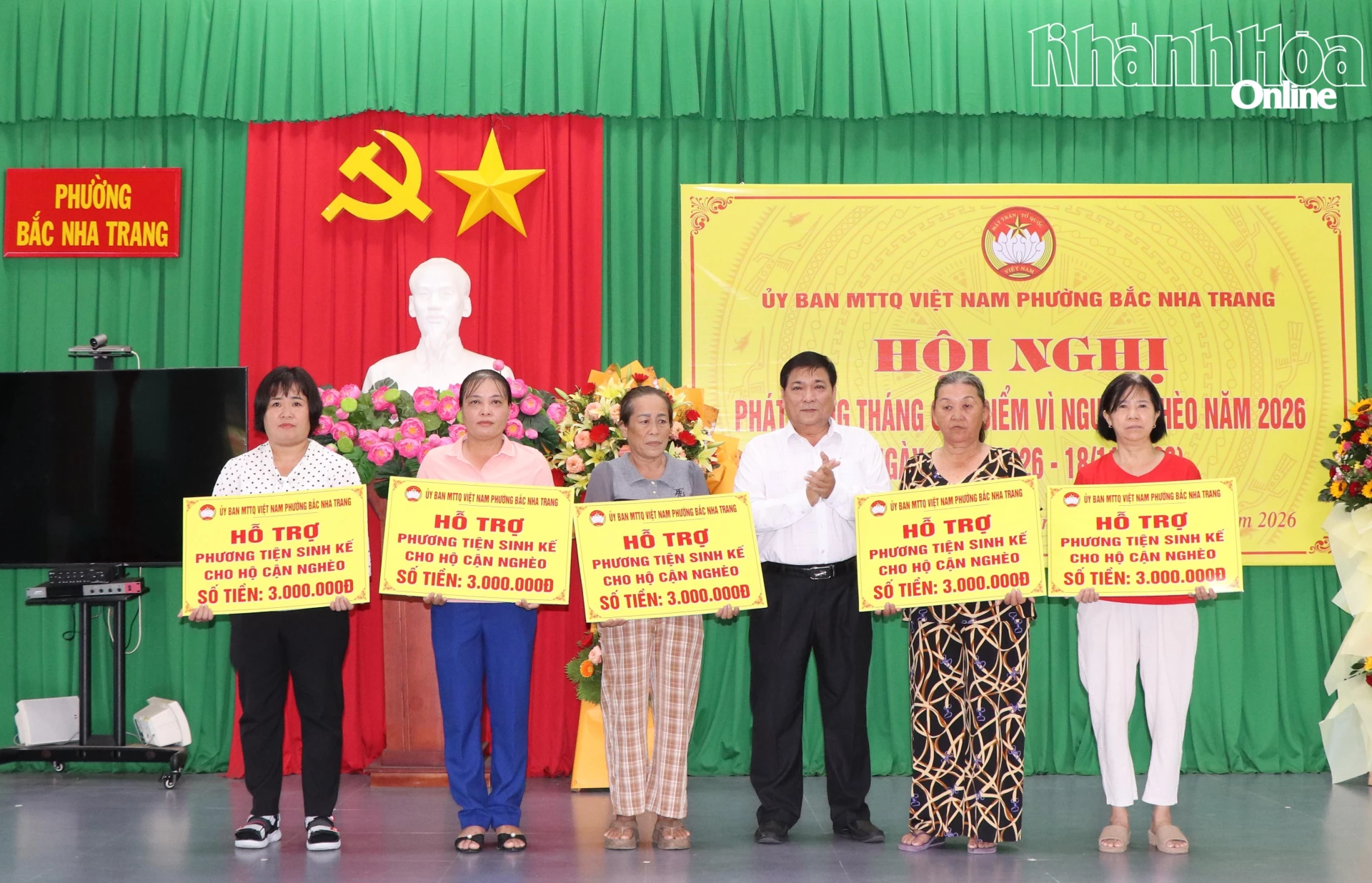 Lãnh đạo phường Bắc Nha Trang trao bảng tượng trưng kinh phí hỗ trợ phương tiện sinh kế cho người dân.