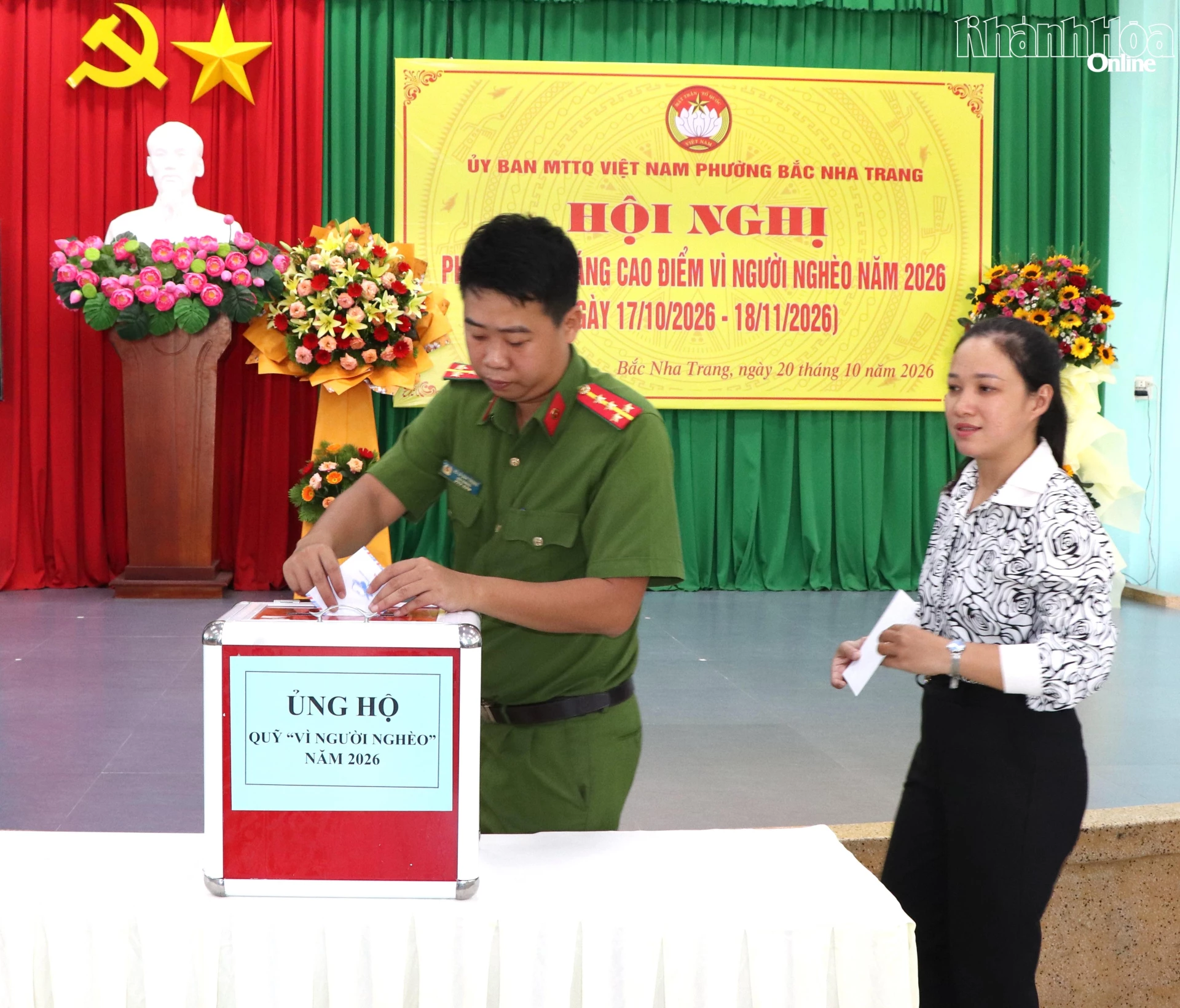 Cán bộ, đảng viên và Nhân dân ủng hộ Quỹ Vì người nghèo tại hội nghị phát động.