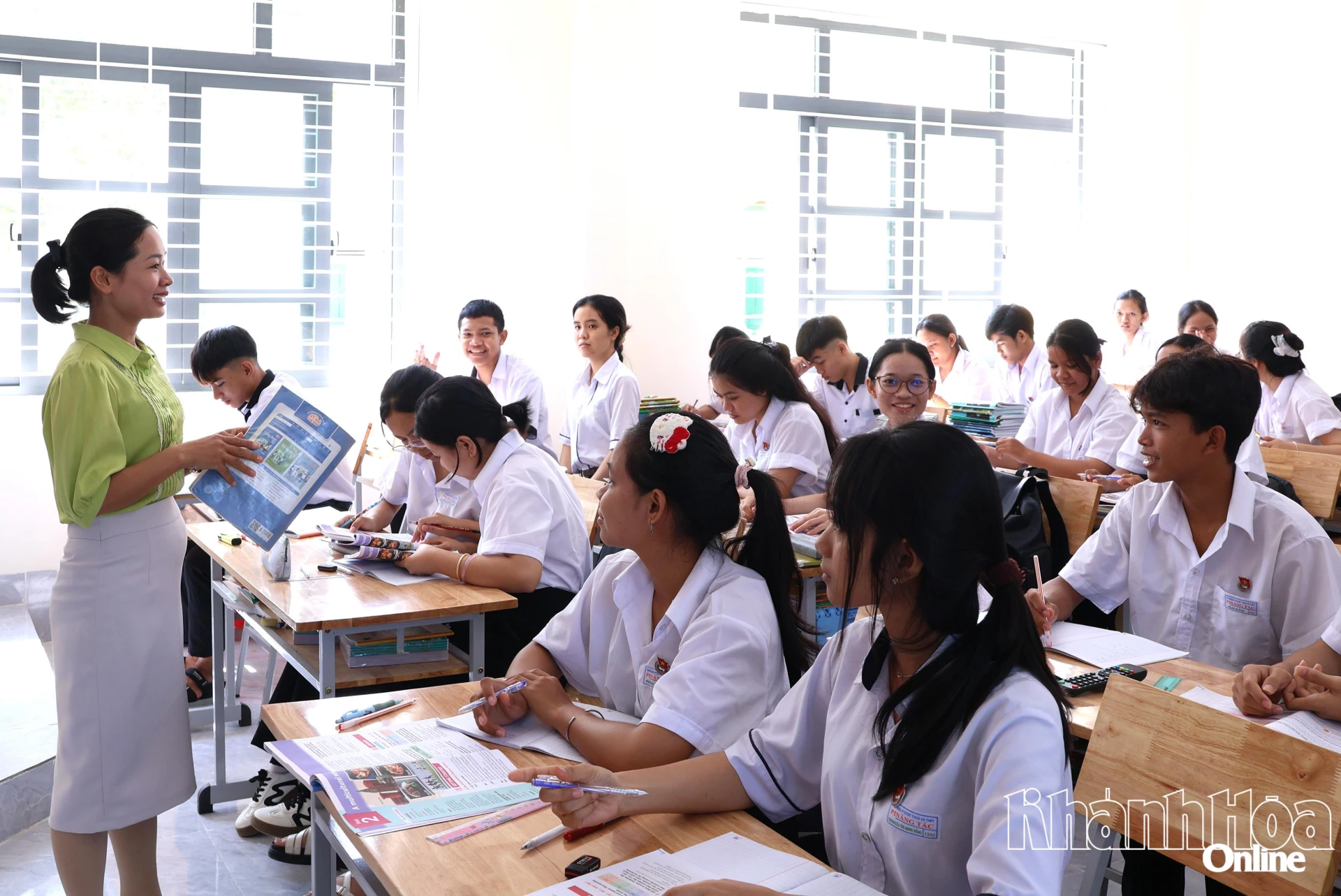 Tiết học ngoại ngữ tại Trường Phổ thông Dân tộc nội trú THCS và THPT Pi Năng Tắc.