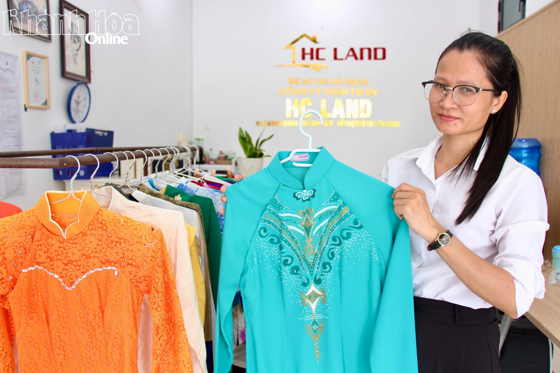 Những bộ áo dài được sắp xếp theo kiểu dáng, màu sắc, tạo thuận lợi cho chị em lựa chọn.