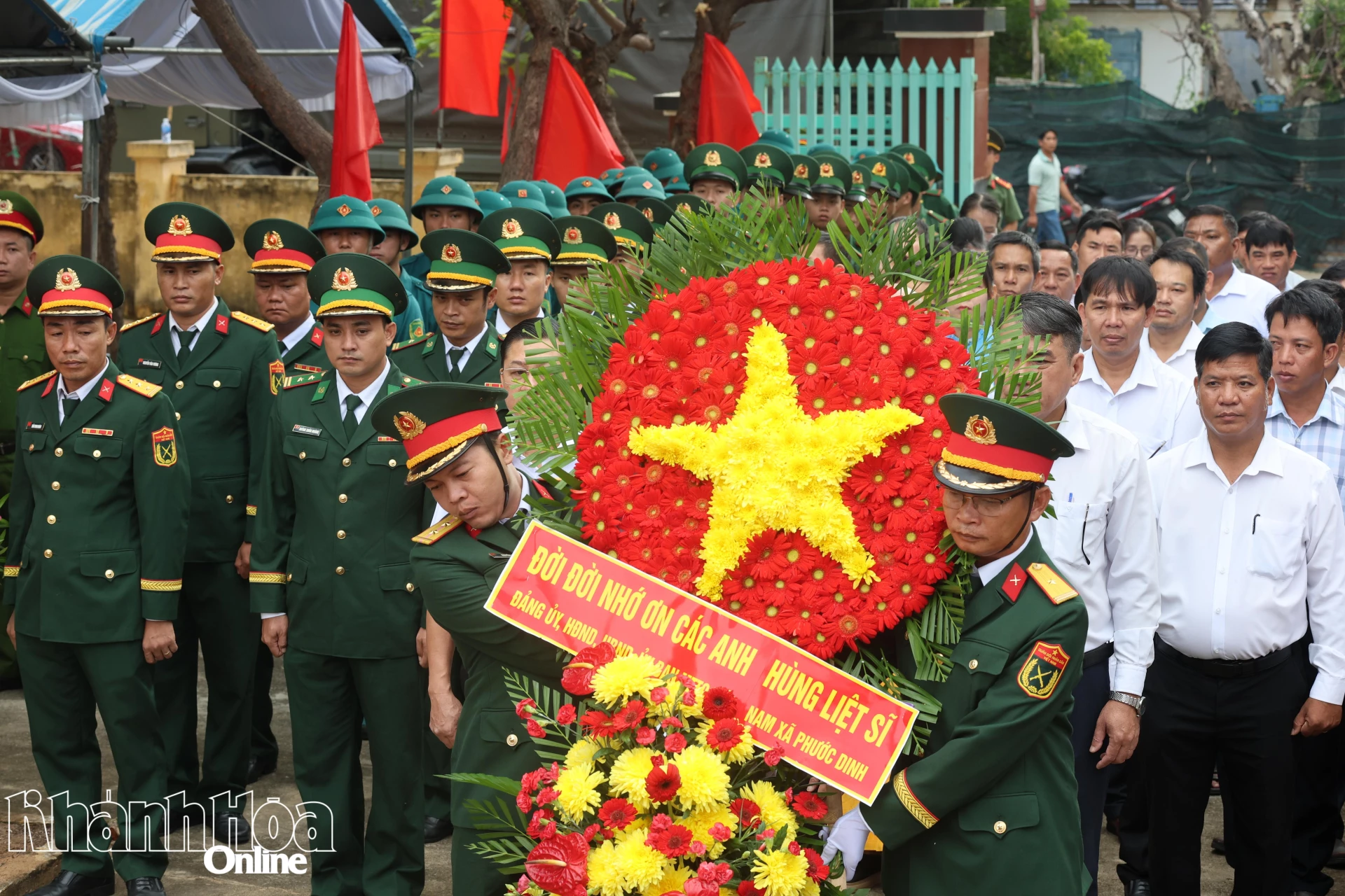 Các đại biểu tiến hành nghi thức dâng hoa tưởng niệm các anh hùng liệt sĩ (Ảnh Minh Tuệ).