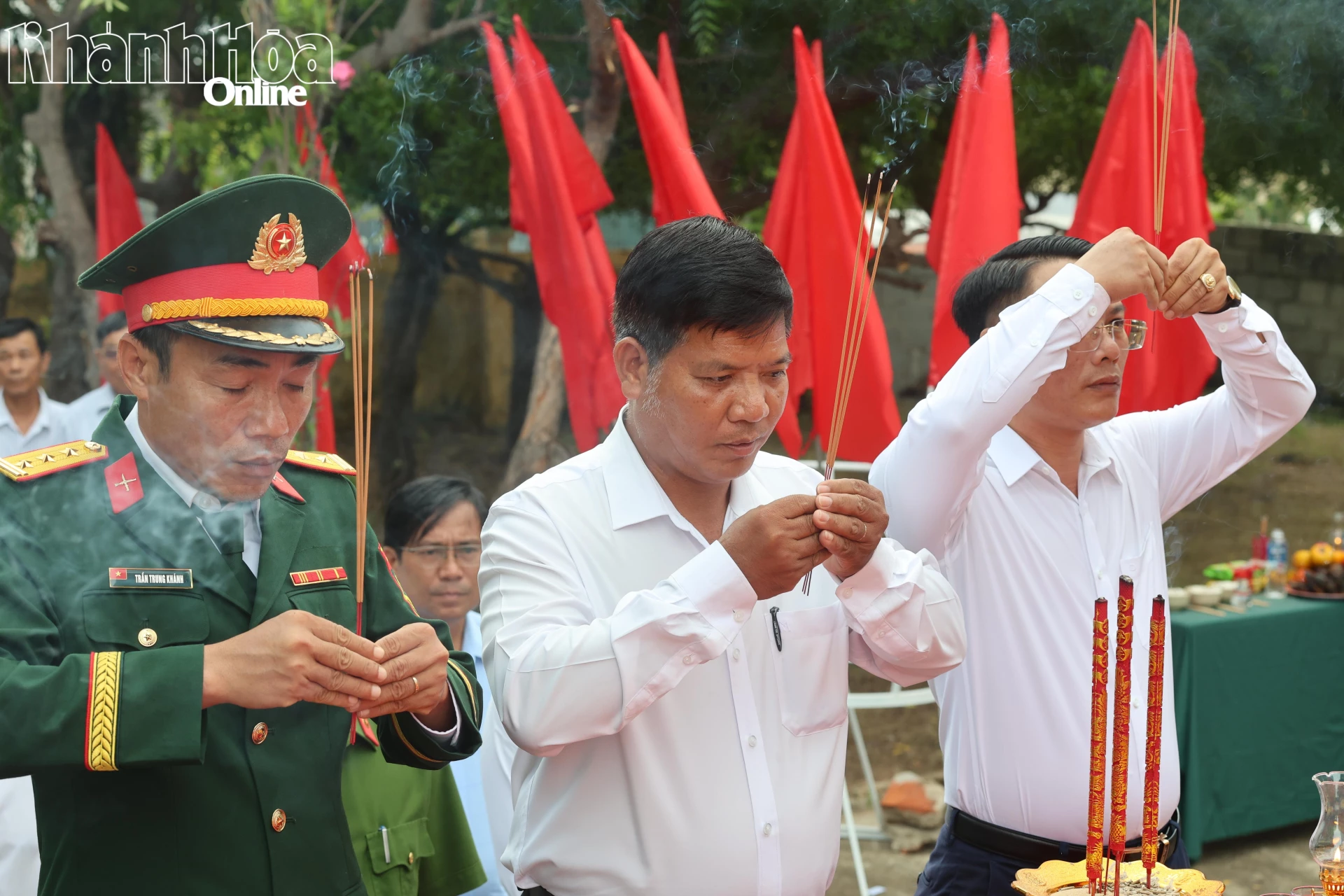 Các đại biểu thành kính dâng hương tưởng nhớ anh linh các anh hùng liệt sĩ.