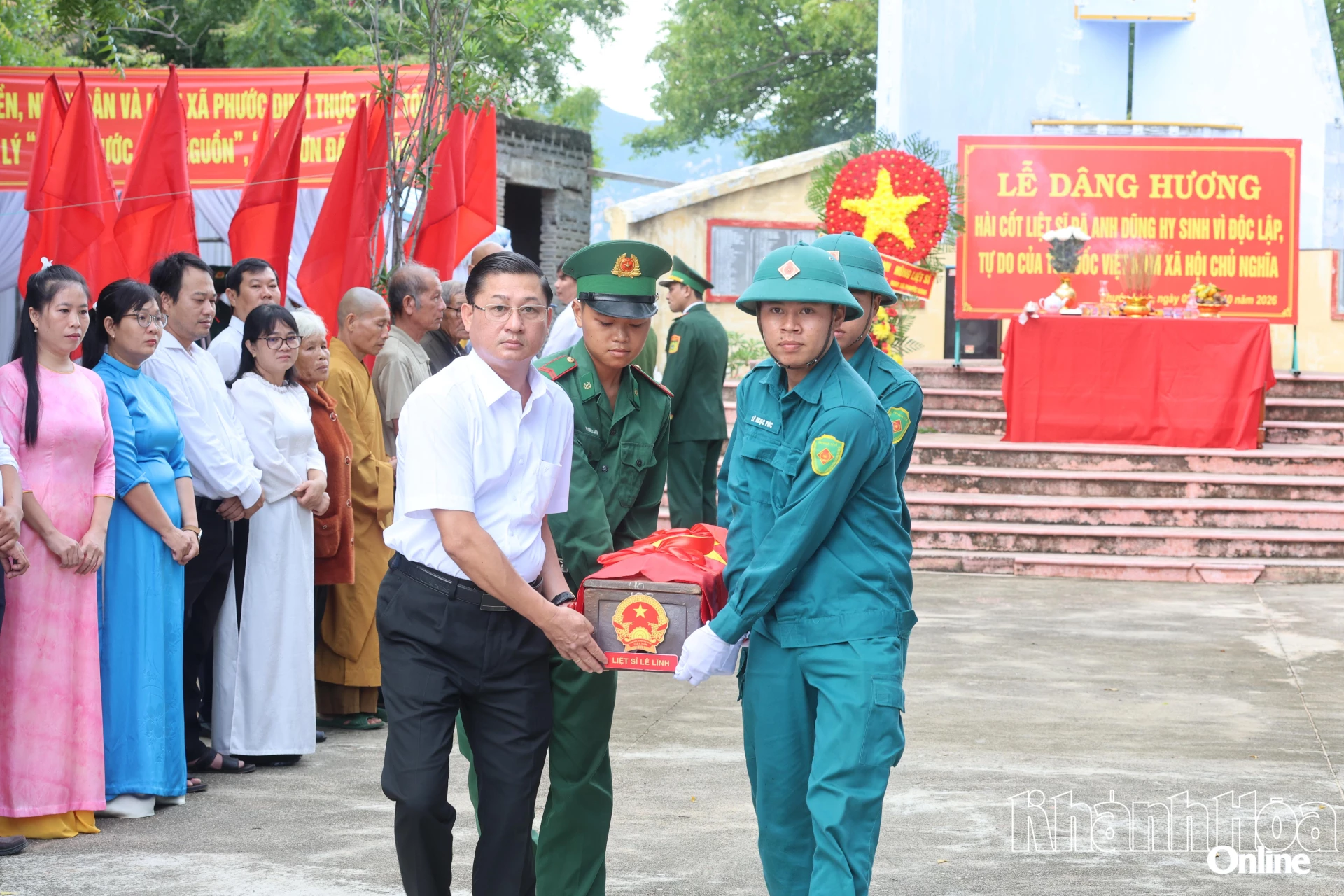 Các đại biểu và lực lượng chuyên trách di chuyển hài cốt liệt sĩ về Nghĩa trang liệt sĩ Ninh Thuận (Ảnh: Minh Tuệ).