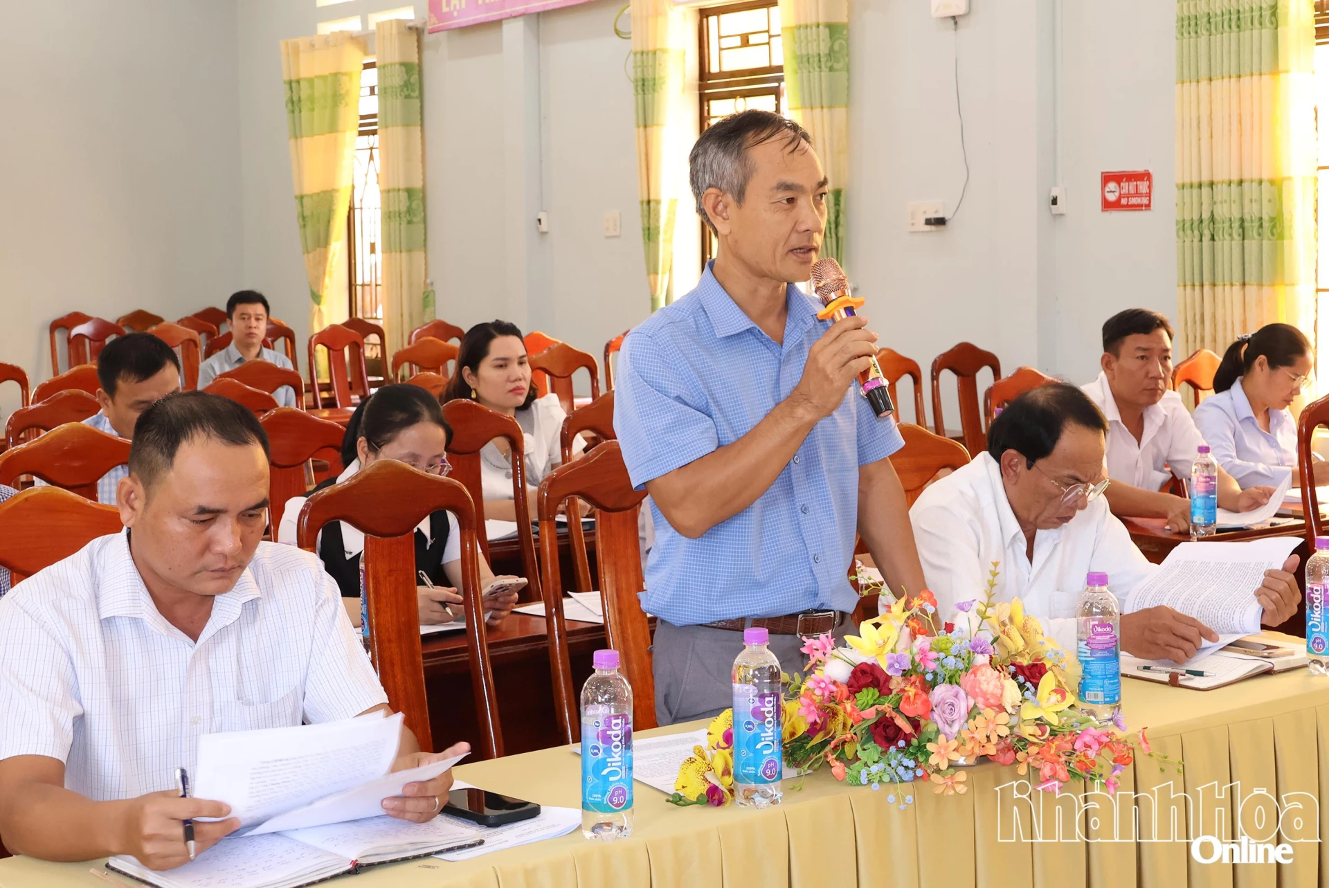 Các đại biểu tham gia góp ý kiến.