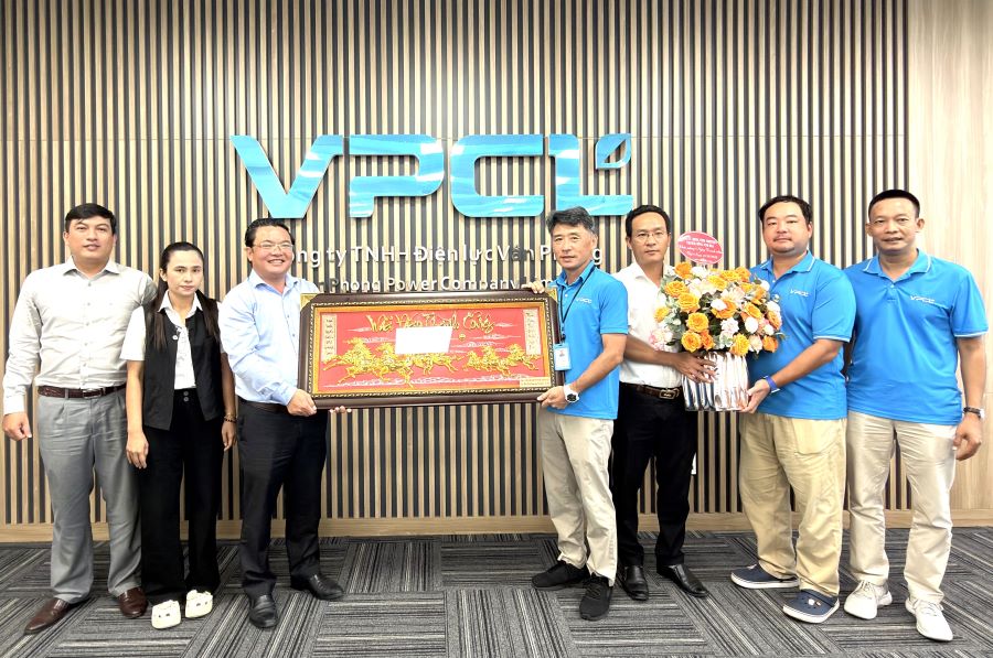 Phó Bí thư Đảng ủy, Chủ tịch UBND phường Đông Ninh Hòa đến thăm, tặng quà  Công ty TNHH Điện lực Vân Phong.