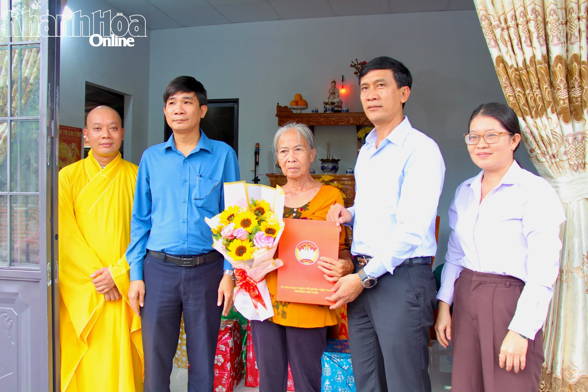 Lãnh đạo phường Đô Vinh trao quyết định bàn giao nhà Đại đoàn kết cho gia đình ông Lê Quang Dũng.