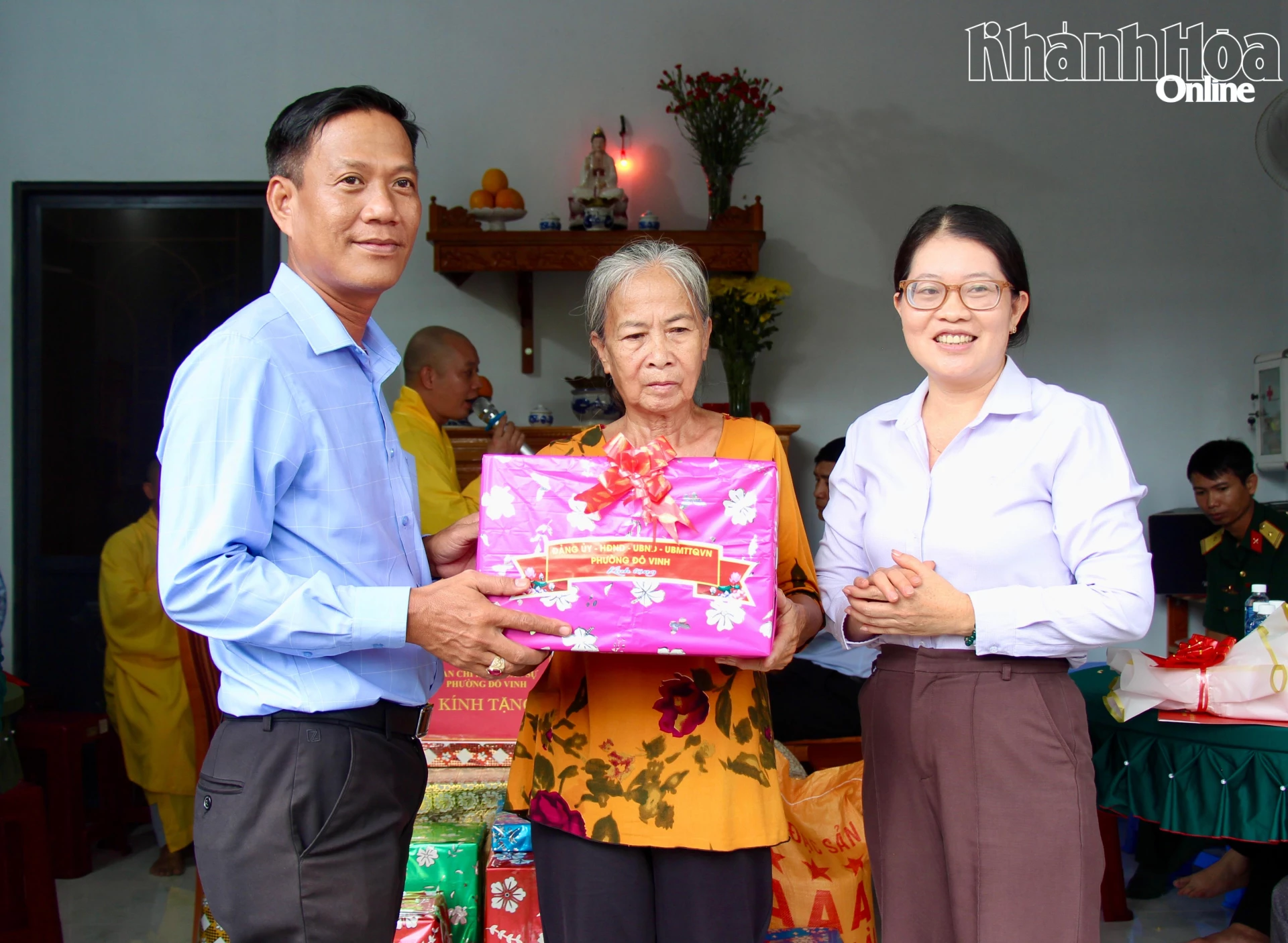 Lãnh đạo Ủy ban MTTQ Việt Nam phường Đô Vinh và các đơn vị trao quà cho gia đình ông Lê Quang Dũng.