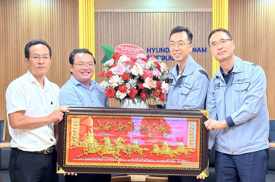 phường Đông Ninh Hòa đến thăm, tặng quà Công ty TNHH Đóng tàu HD Hyundai Việt Nam.