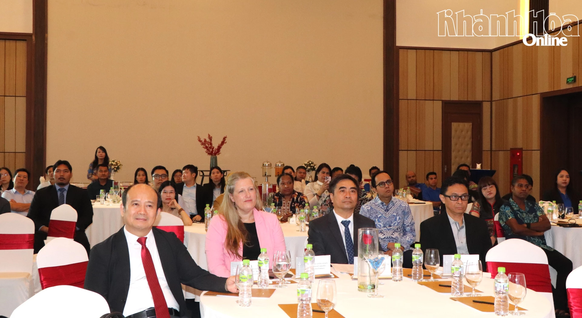 Các đại biểu tham dự lễ bế giảng.