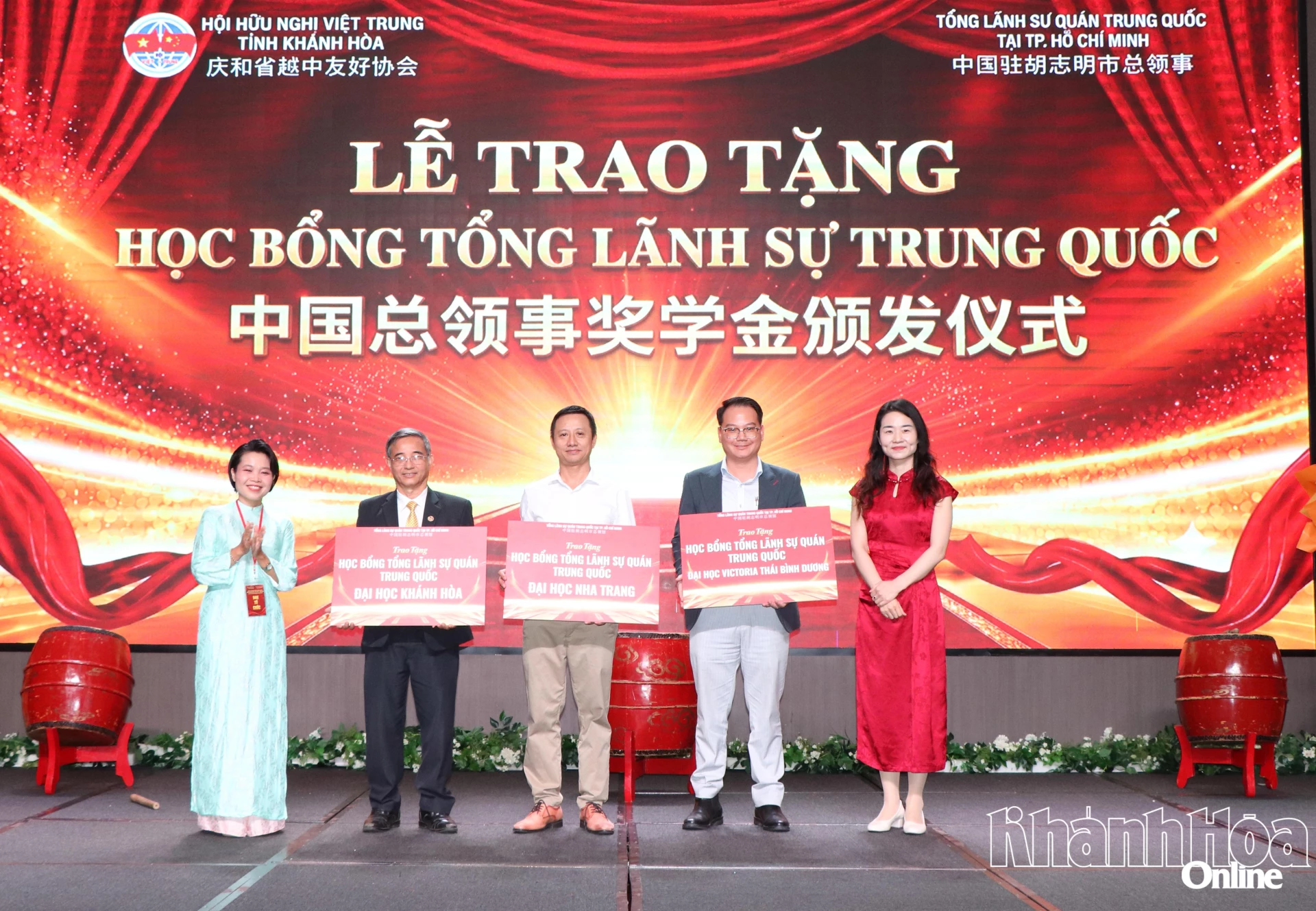 Đại diện Tổng Lãnh sự quán Trung Quốc tại TP. Hồ Chí Minh (bên phải) trao bảng tượng trưng học bổng dành cho sinh viên của các trường đại học.