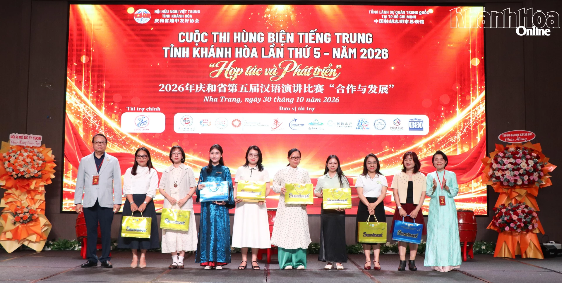 Ban tổ chức tặng quà cho các đơn vị có thí sinh tham dự cuộc thi.