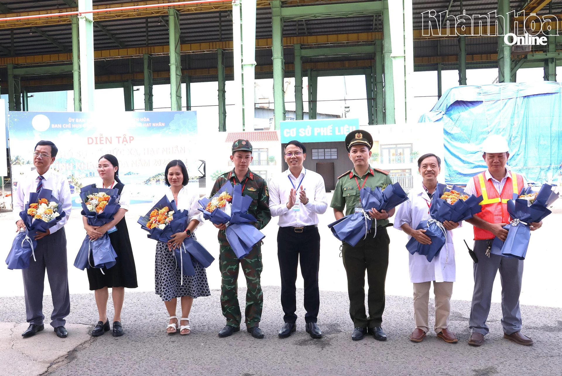 Đồng chí Nguyễn Thanh Hà – Phó Chủ tịch UBND tỉnh, Trưởng Ban Chỉ huy ứng phó sự cố bức xạ và hạt nhân tỉnh tặng hoa cho các đơn vị diễn tập.