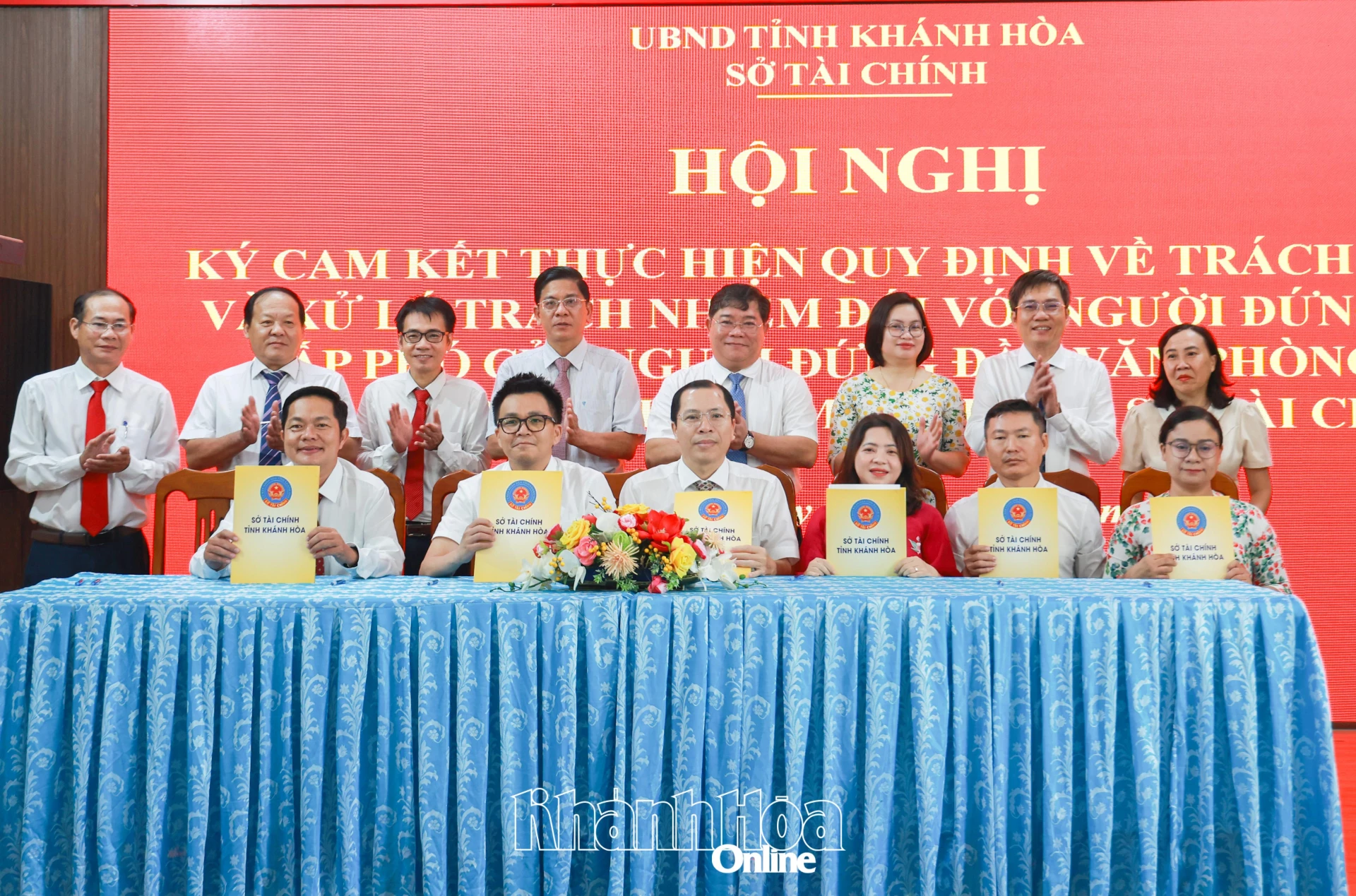 Lãnh đạo các phòng ký cam kết.