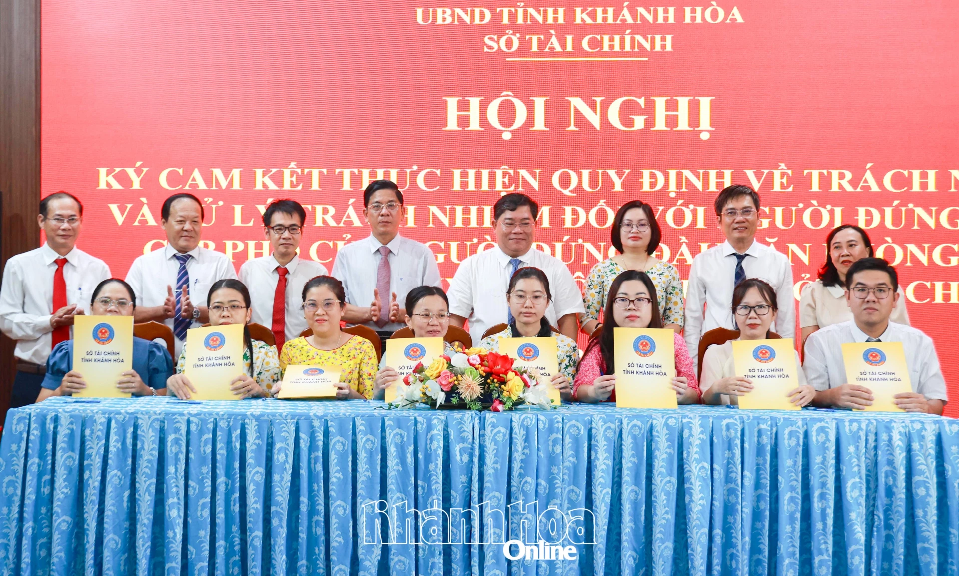 Các phó trưởng phòng ký cam kết.