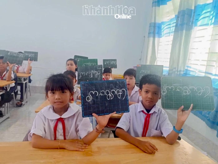 Giữ gìn nét đẹp chữ Chăm