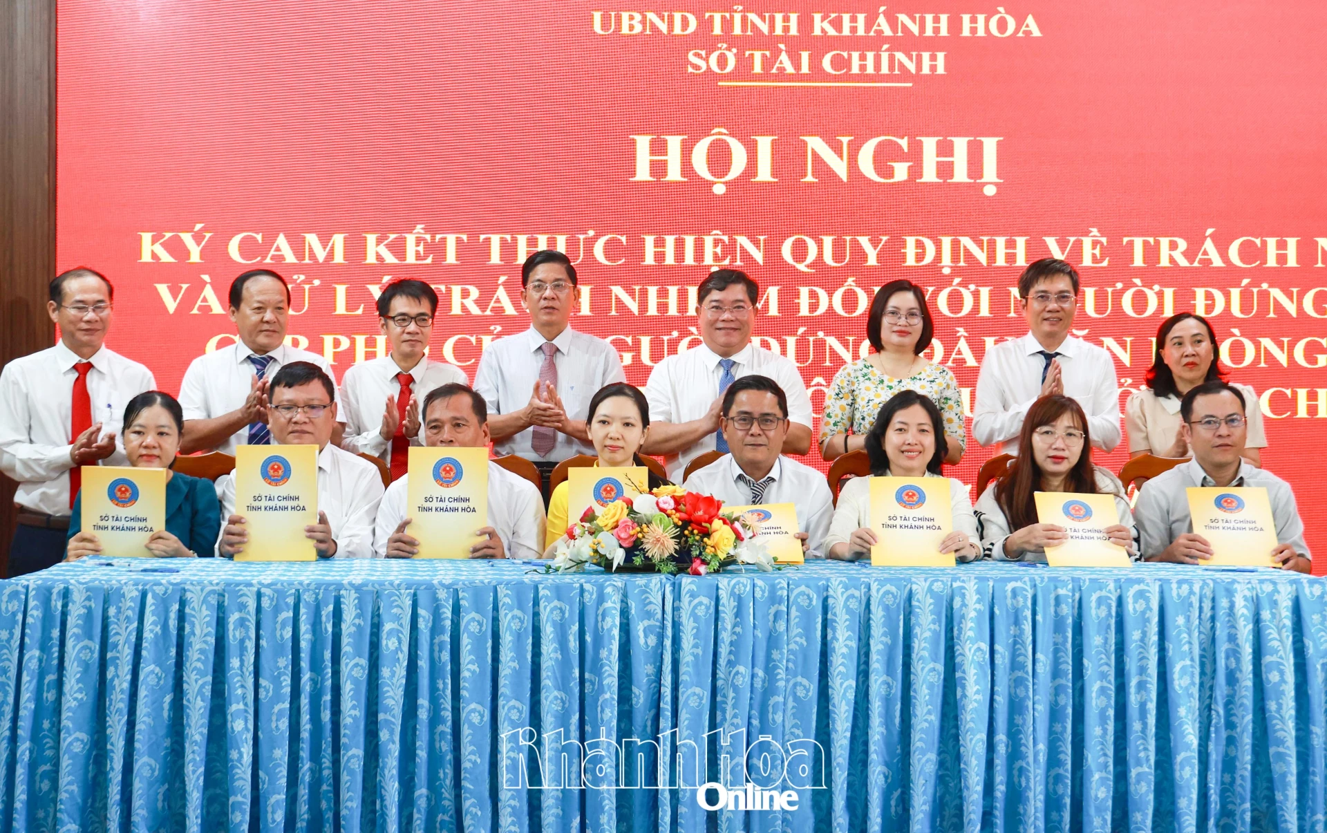 Các phó trưởng phòng ký cam kết.