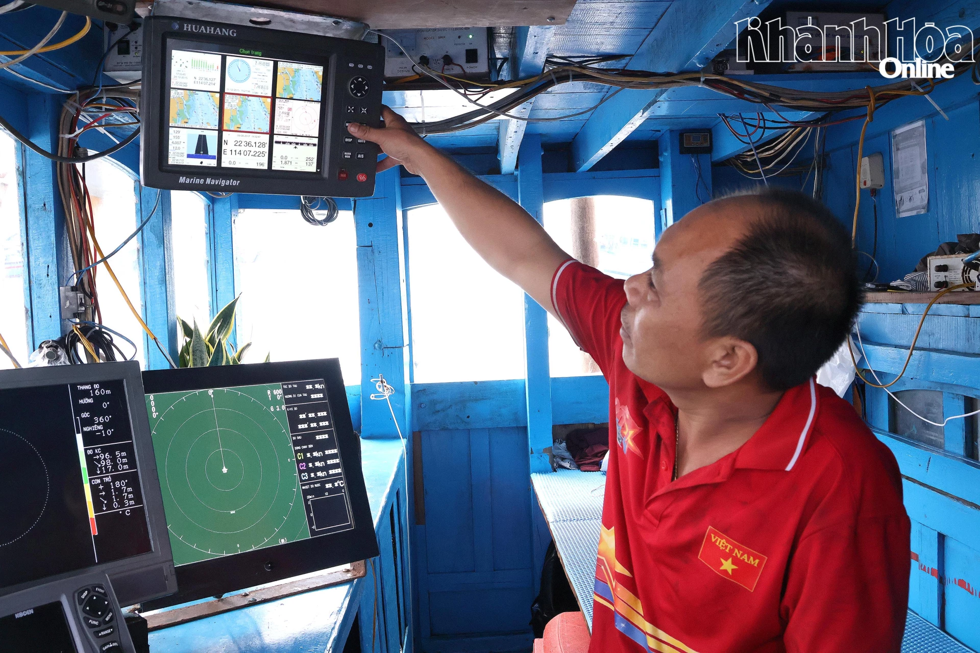 Ngu dân kiếm tra các thiết bị trước  chuyến biến.