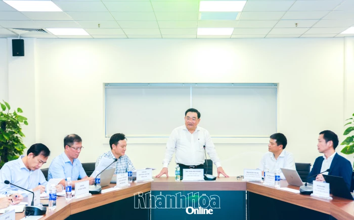 Phó Chủ tịch UBND tỉnh Trịnh Minh Hoàng làm việc với hai doanh nghiệp khu vực Nam Vân Phong