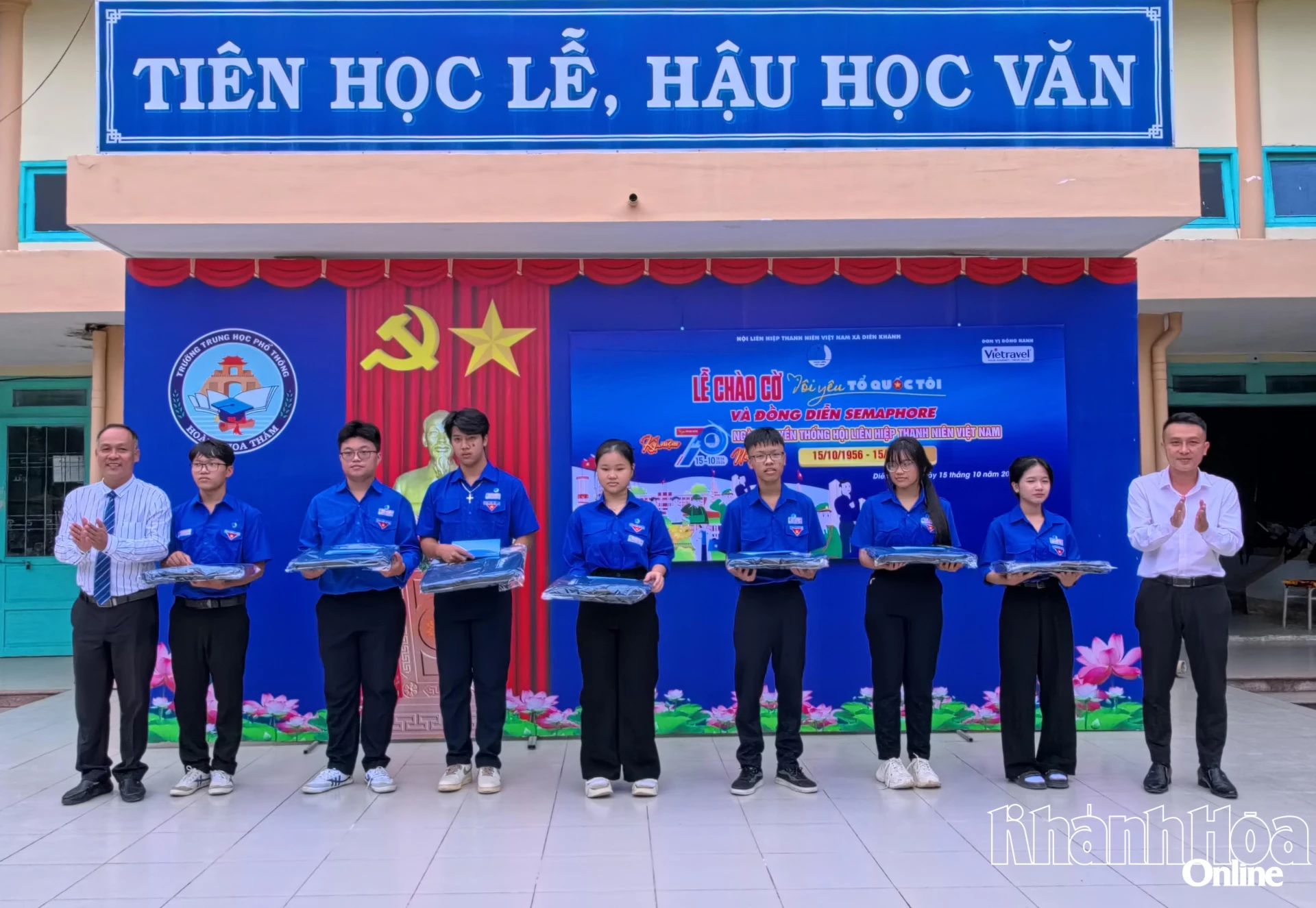 Lãnh đạo Ủy ban MTTQ Việt Nam xã Diên Khánh cùng đơn vị tài trợ trao học bổng cho học sinh.