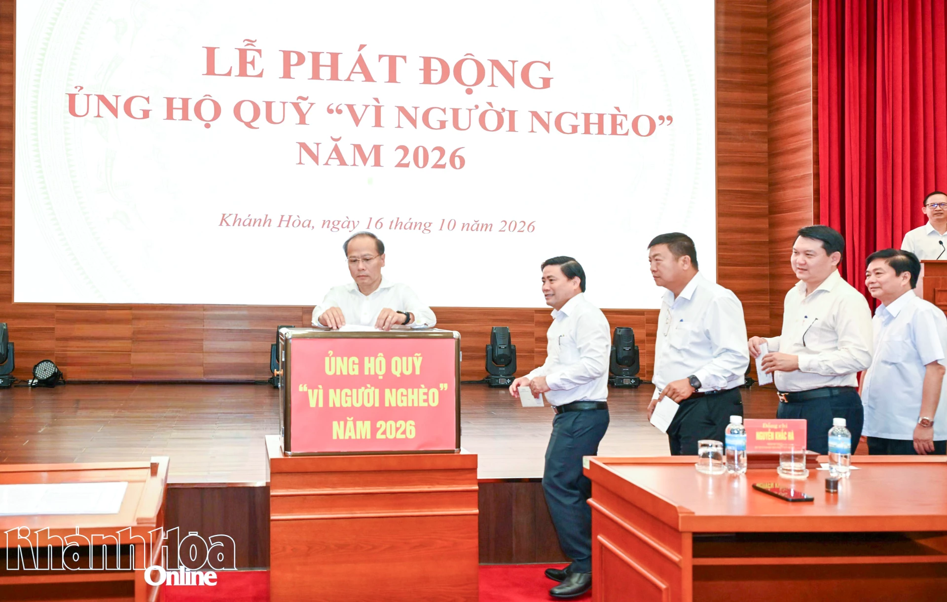Đồng chí Nguyễn Khắc Hà, đồng chí Lâm Đông và các đồng chí lãnh đạo ủng hộ Quỹ Vì người nghèo của tỉnh.