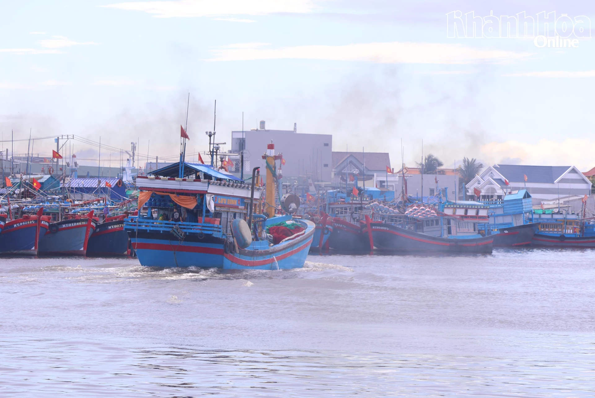 Con tàu tiếp tục vươn khơi bám biển.
