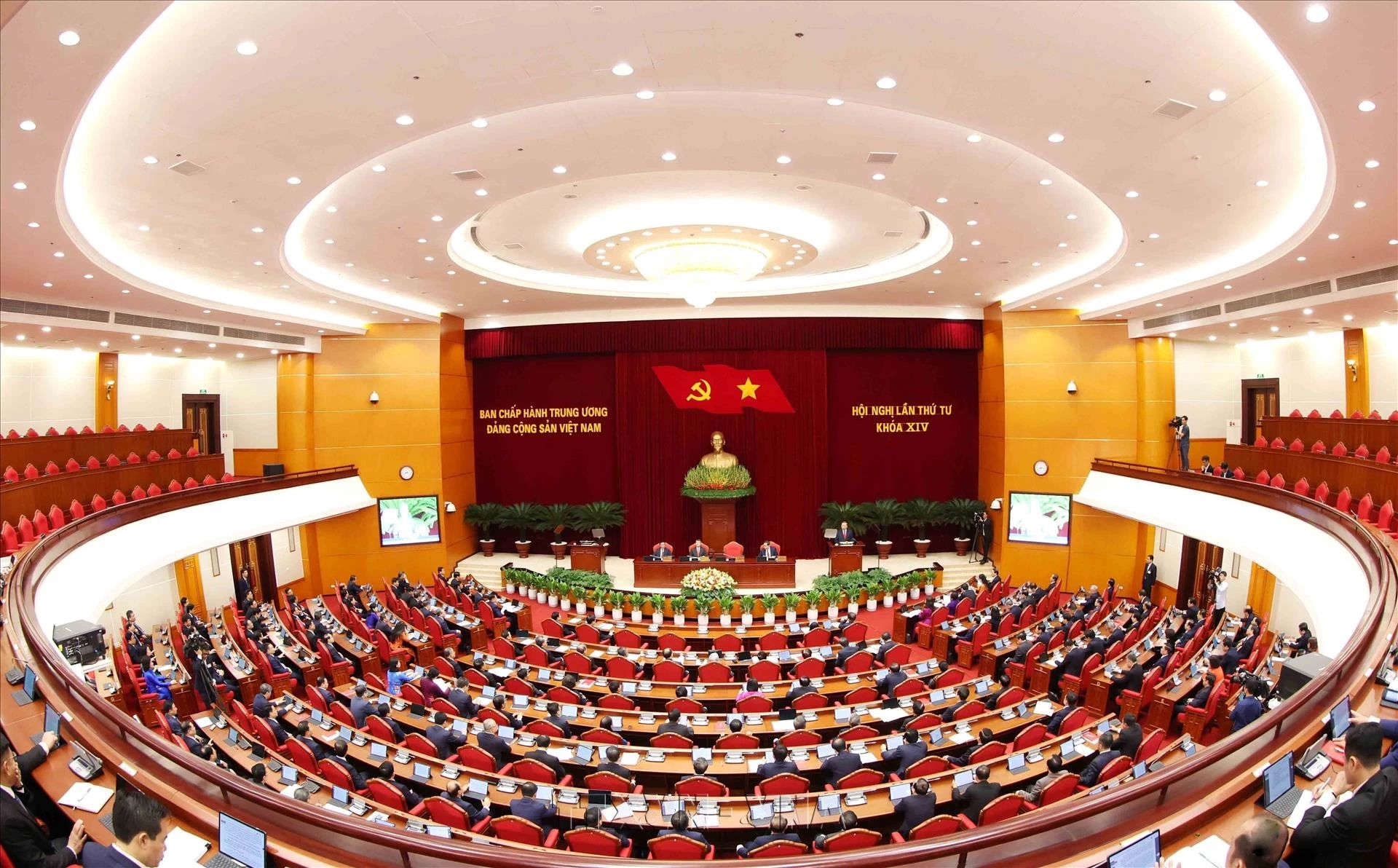Phiên Khai mạc Hội nghị lần thứ tư Ban Chấp hành Trung ương Đảng khóa XIV. (Ảnh: TTXVN)